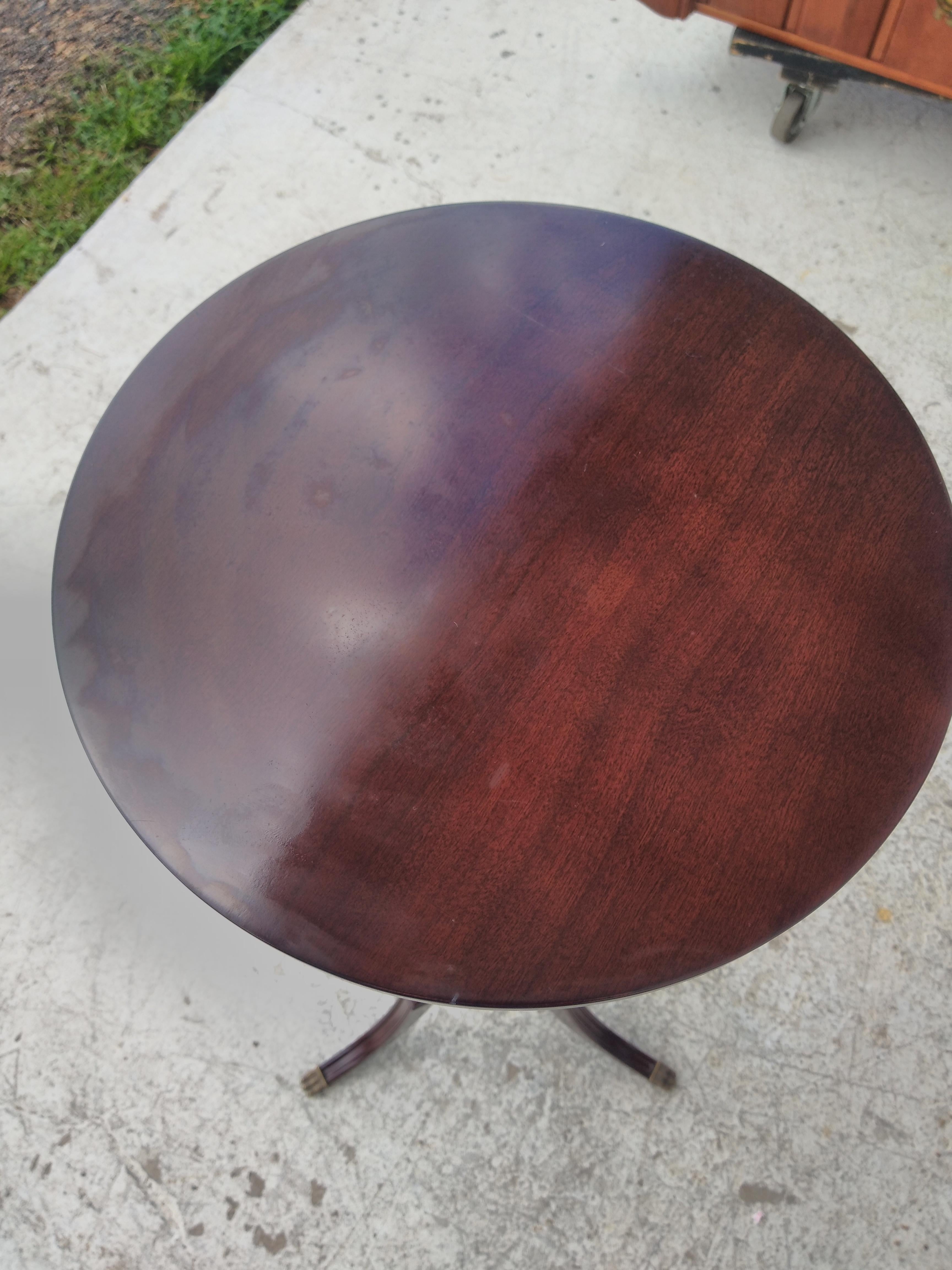 XX secolo Piedistallo in stile Regency con accenti in ottone in vendita