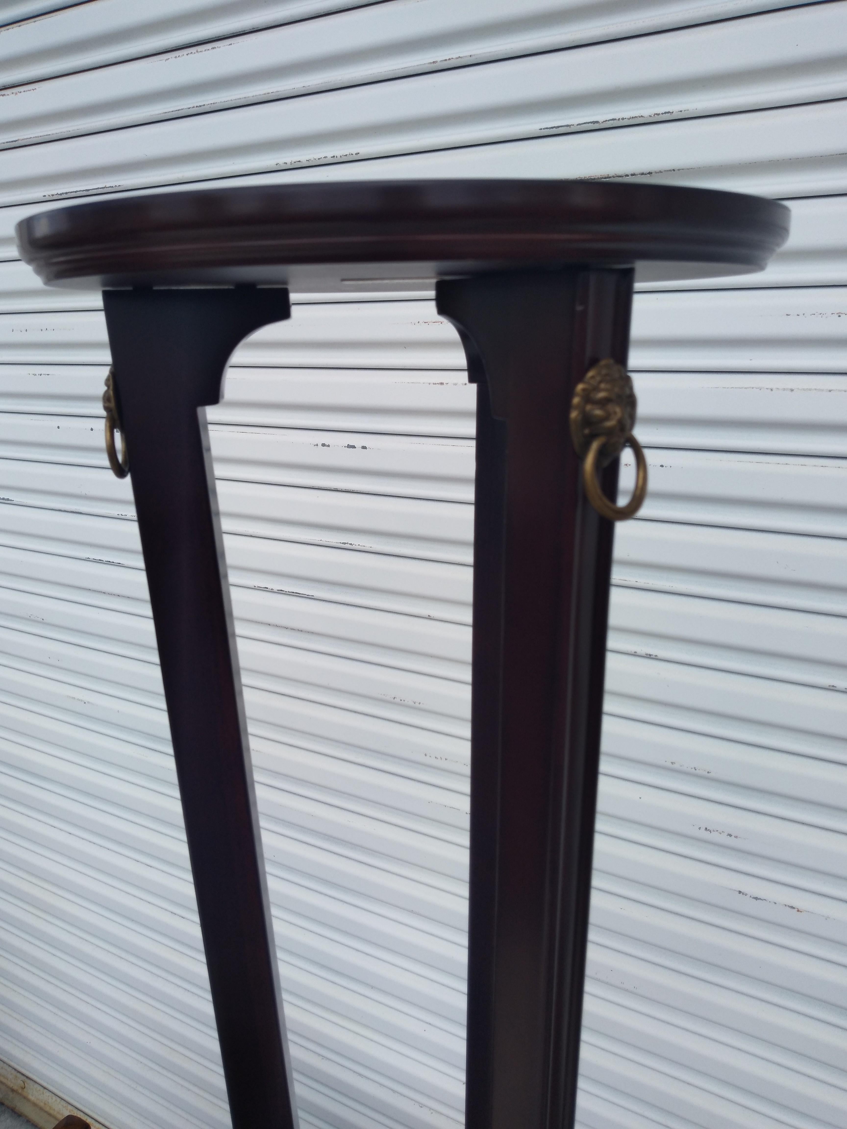 Ottone Piedistallo in stile Regency con accenti in ottone in vendita