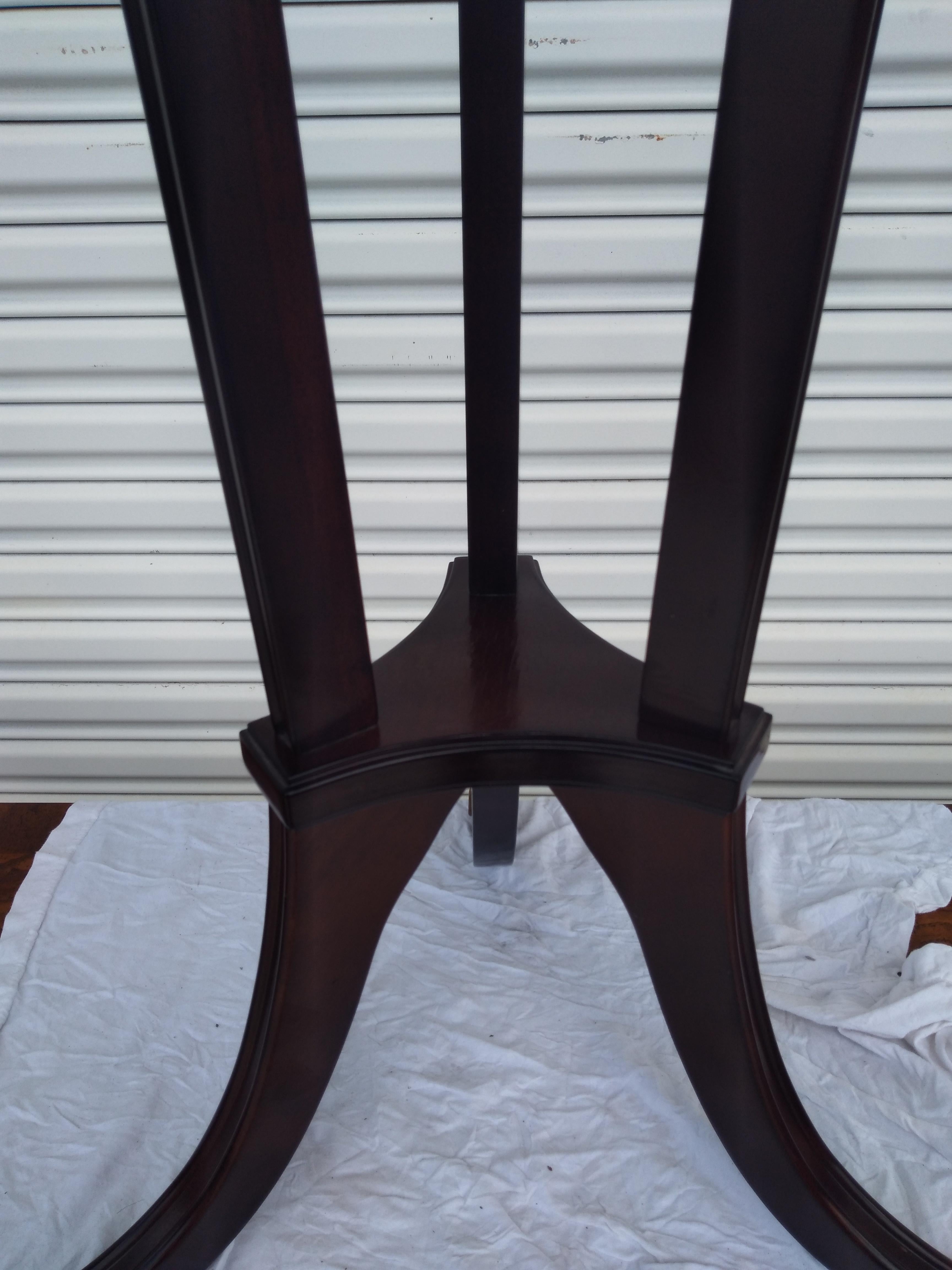 Piedistallo in stile Regency con accenti in ottone in vendita 1