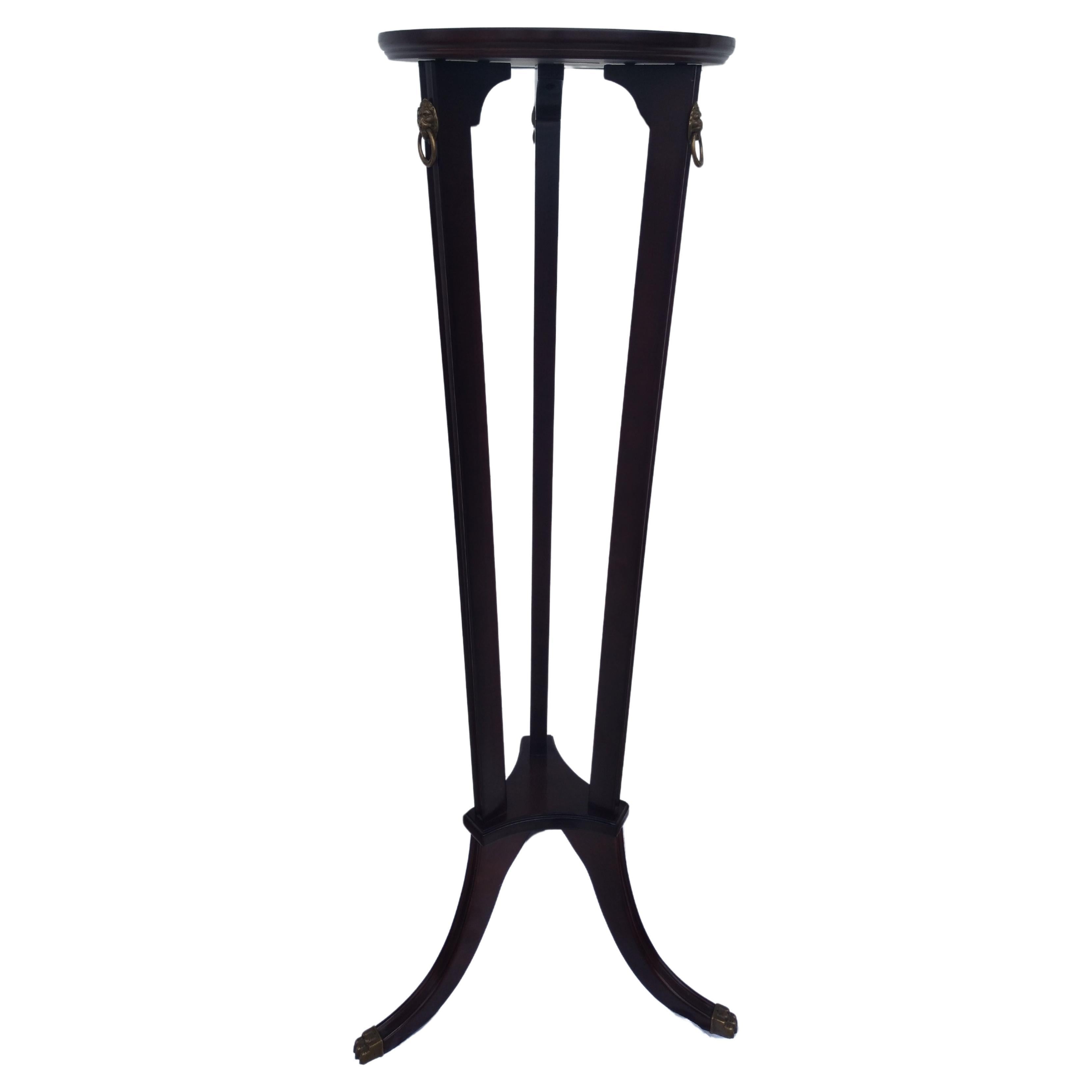 The Pedestal style Regency avec accents en laiton