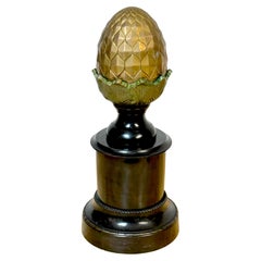 Newel in stile Regency in bronzo policromato con motivo a ghianda