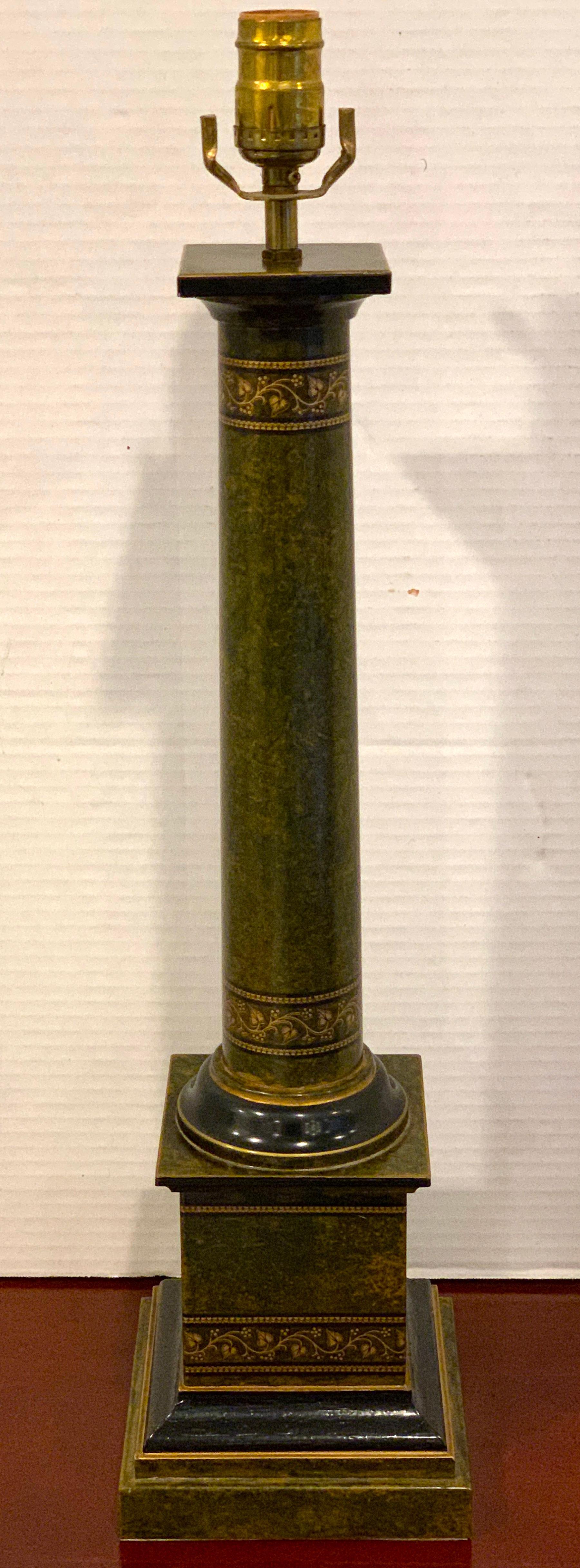Regency style polychromed tole column lamp, subtly enameled, warm color, ready to place
Measures: 6