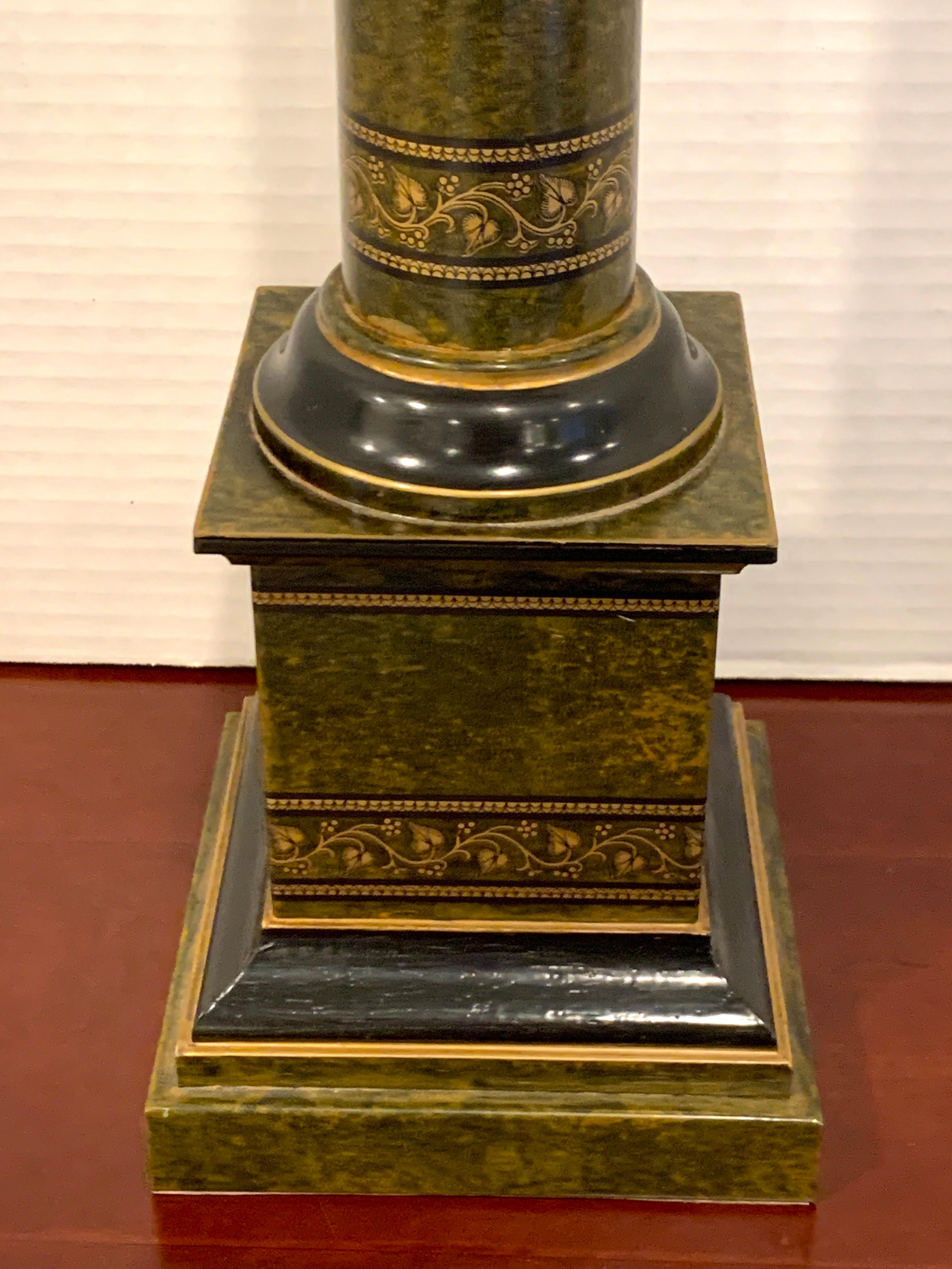 Regency Style Polychromed Tole Column Lamp In Good Condition For Sale In Atlanta, GA