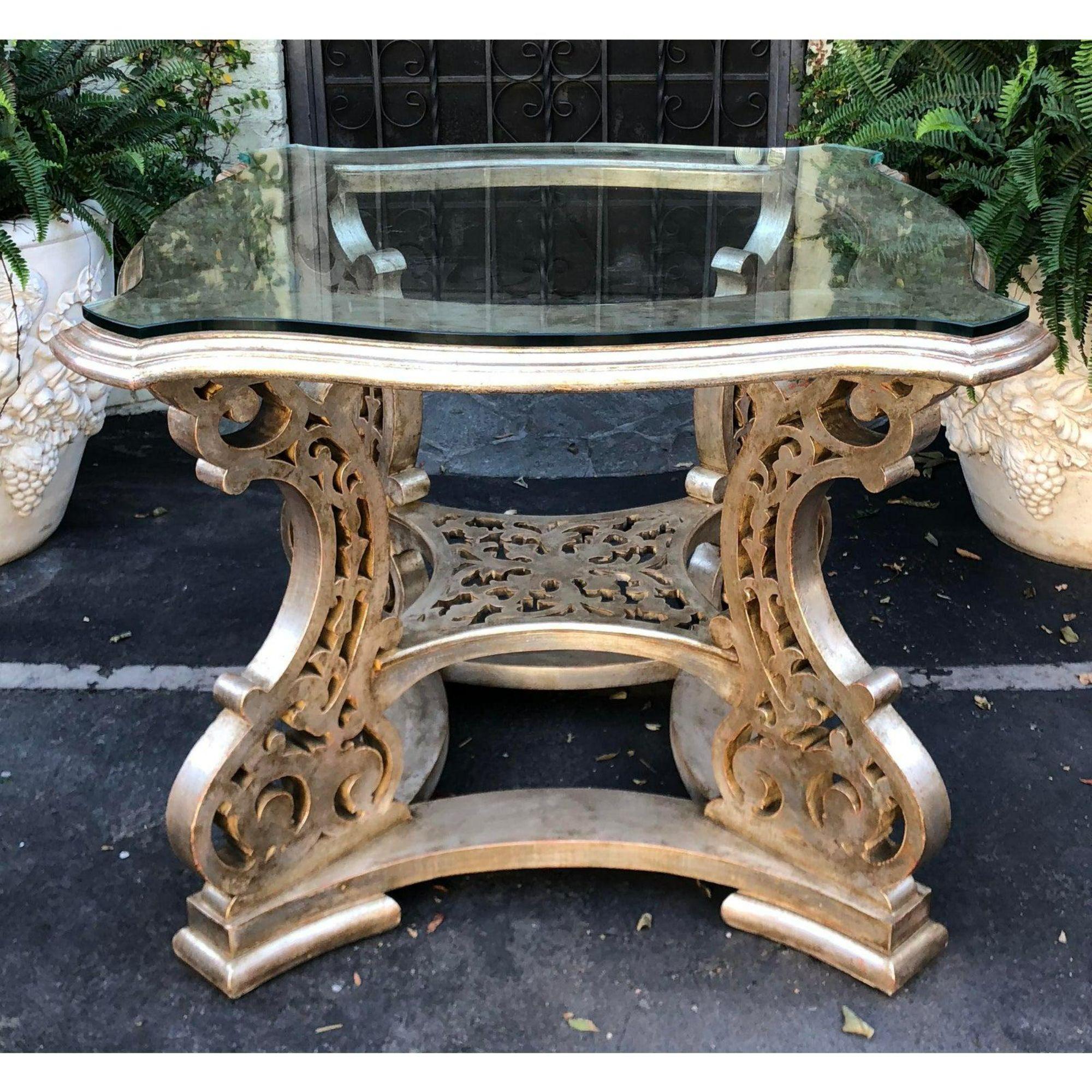 Regency Table centrale de designer en bois doré argenté de style Régence en vente
