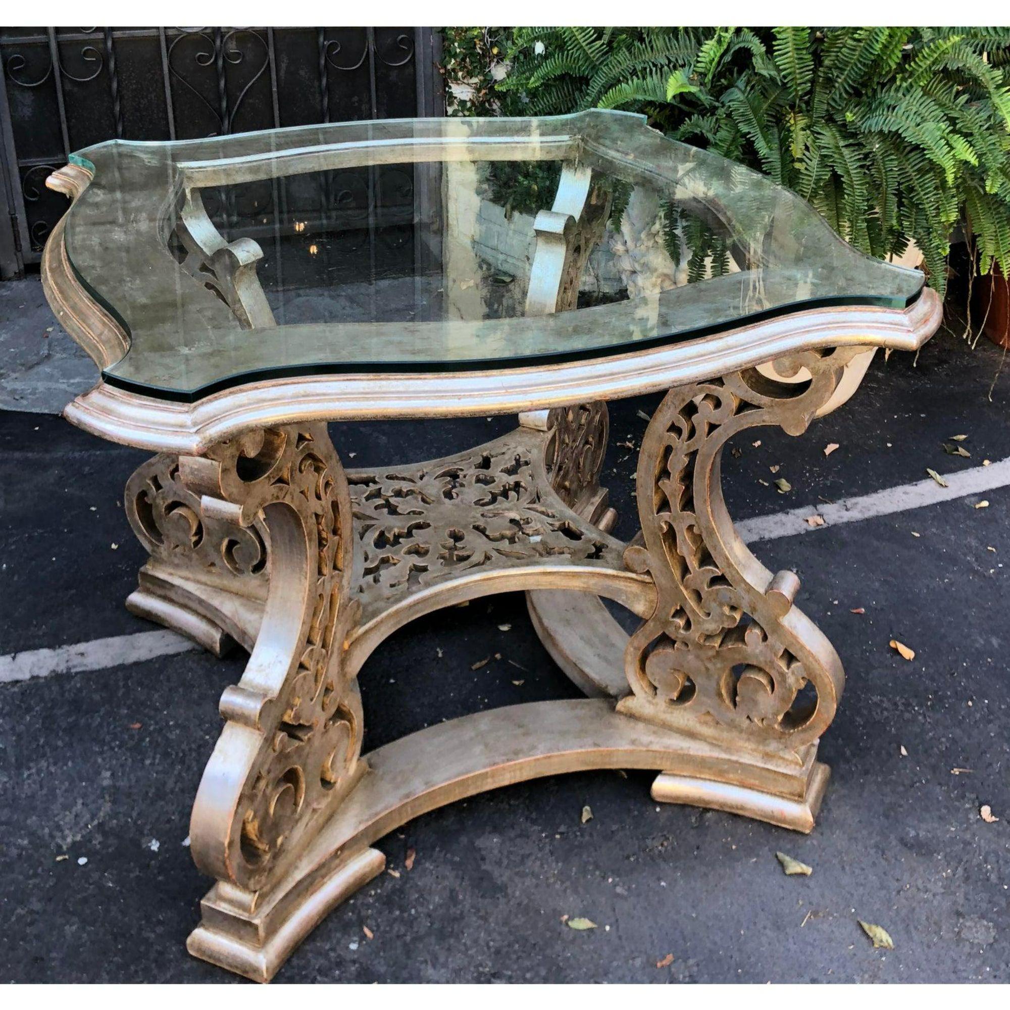 20ième siècle Table centrale de designer en bois doré argenté de style Régence en vente