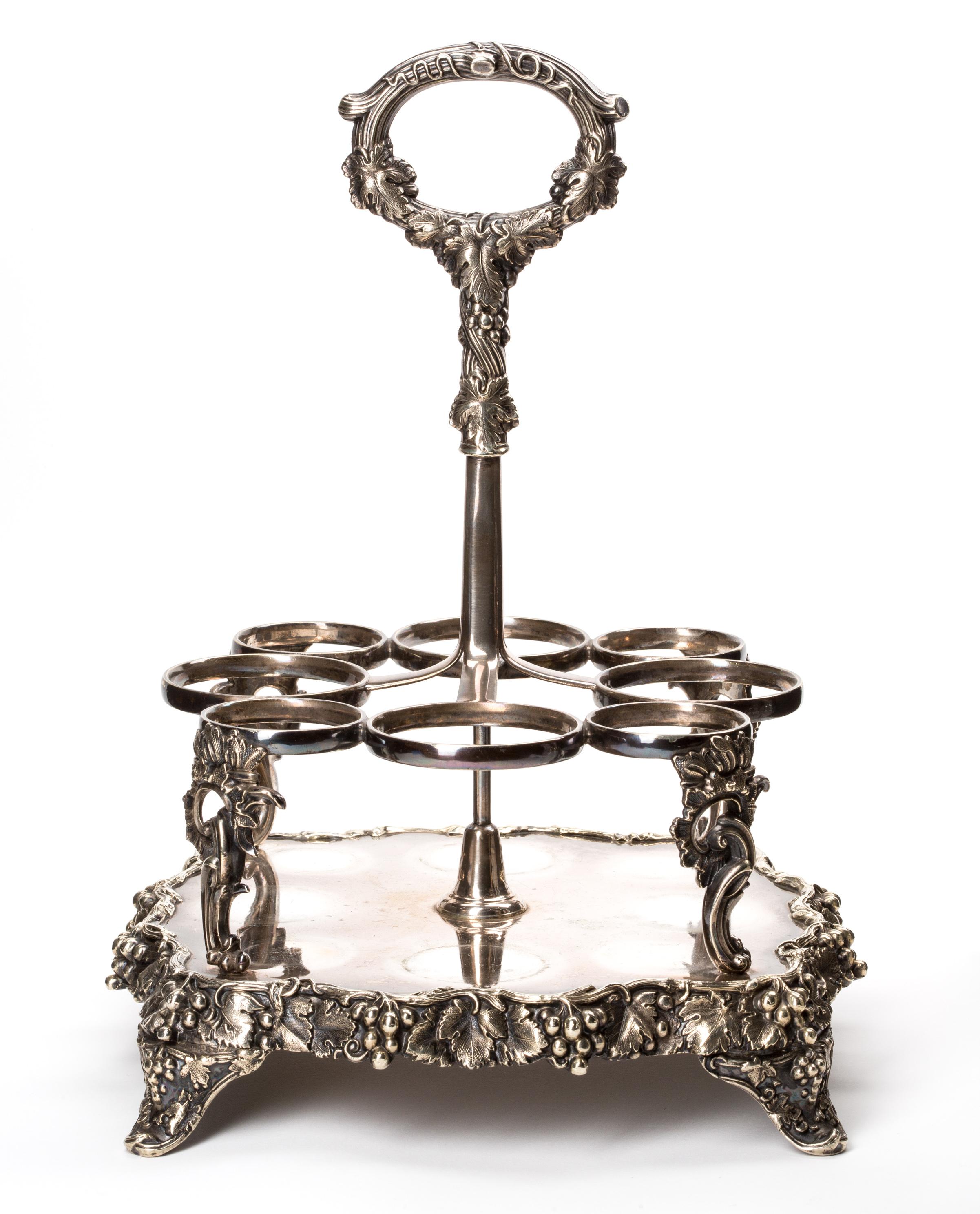 XIXe siècle Ensemble de burettes en argent et cristal de style Regency, James Dixon, motif vigne en vente