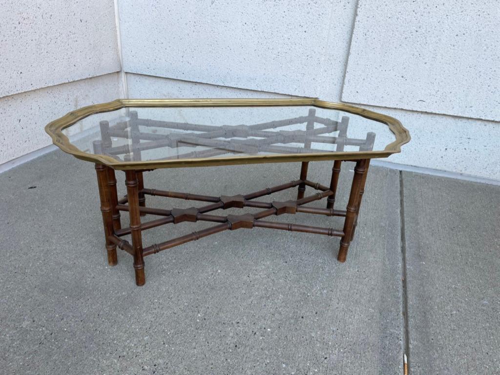Table basse de style Régence à petite échelle avec cadre en laiton et plateau en verre et base en faux bambou en vente 2