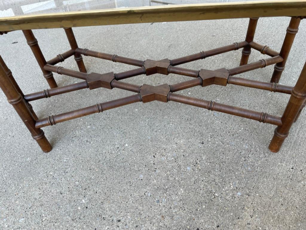 Table basse de style Régence à petite échelle avec cadre en laiton et plateau en verre et base en faux bambou en vente 3