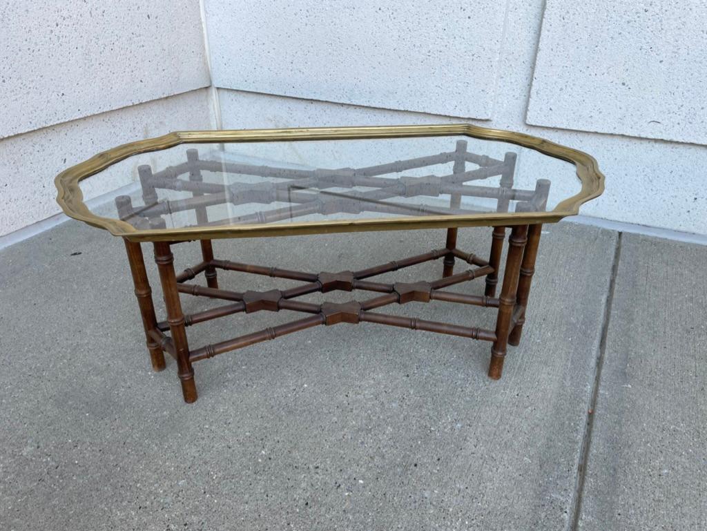 Table basse de style Régence à petite échelle avec cadre en laiton et plateau en verre et base en faux bambou en vente 4