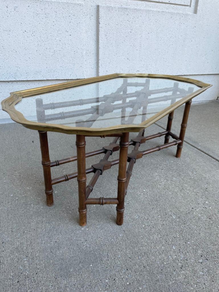 Table basse de style Régence à petite échelle avec cadre en laiton et plateau en verre et base en faux bambou en vente 5