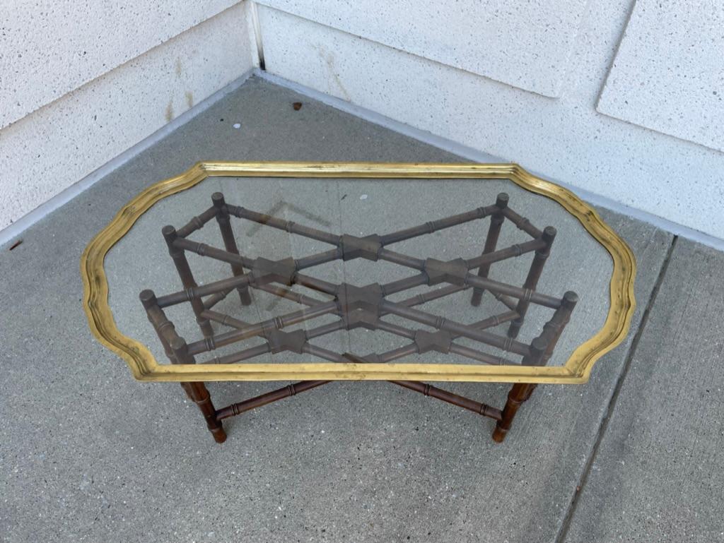 Regency Table basse de style Régence à petite échelle avec cadre en laiton et plateau en verre et base en faux bambou en vente