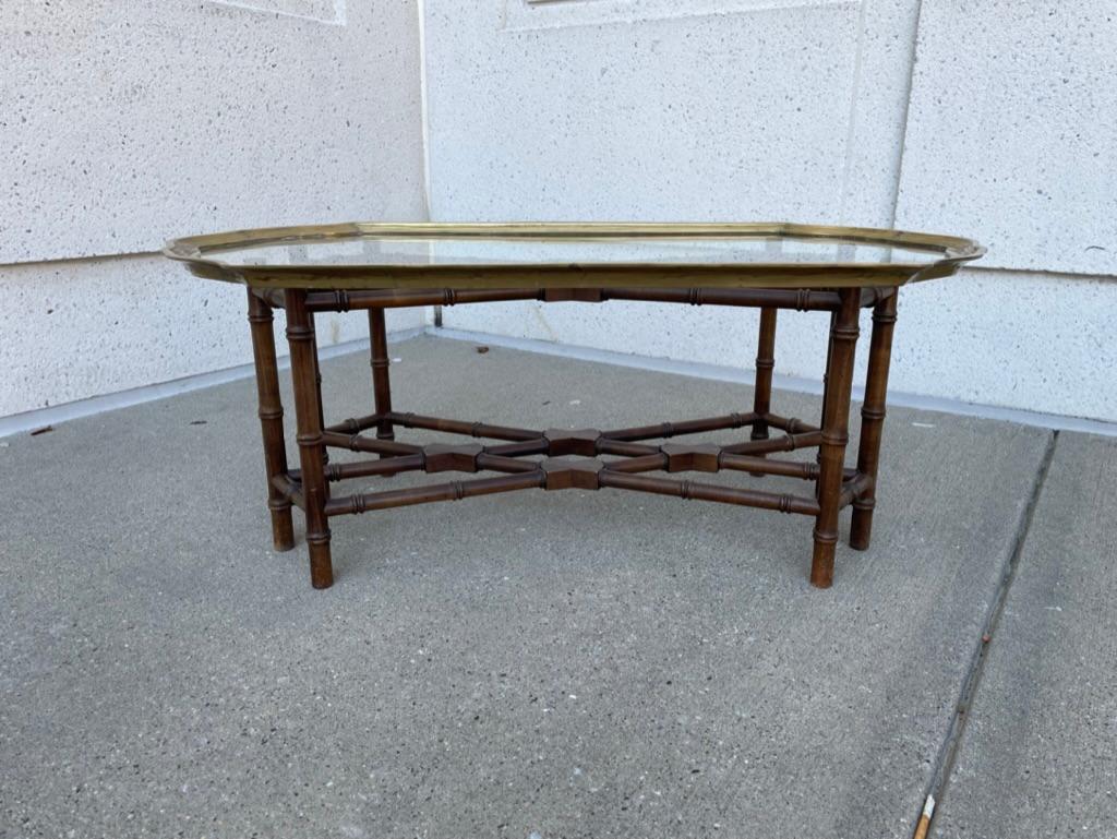 Américain Table basse de style Régence à petite échelle avec cadre en laiton et plateau en verre et base en faux bambou en vente