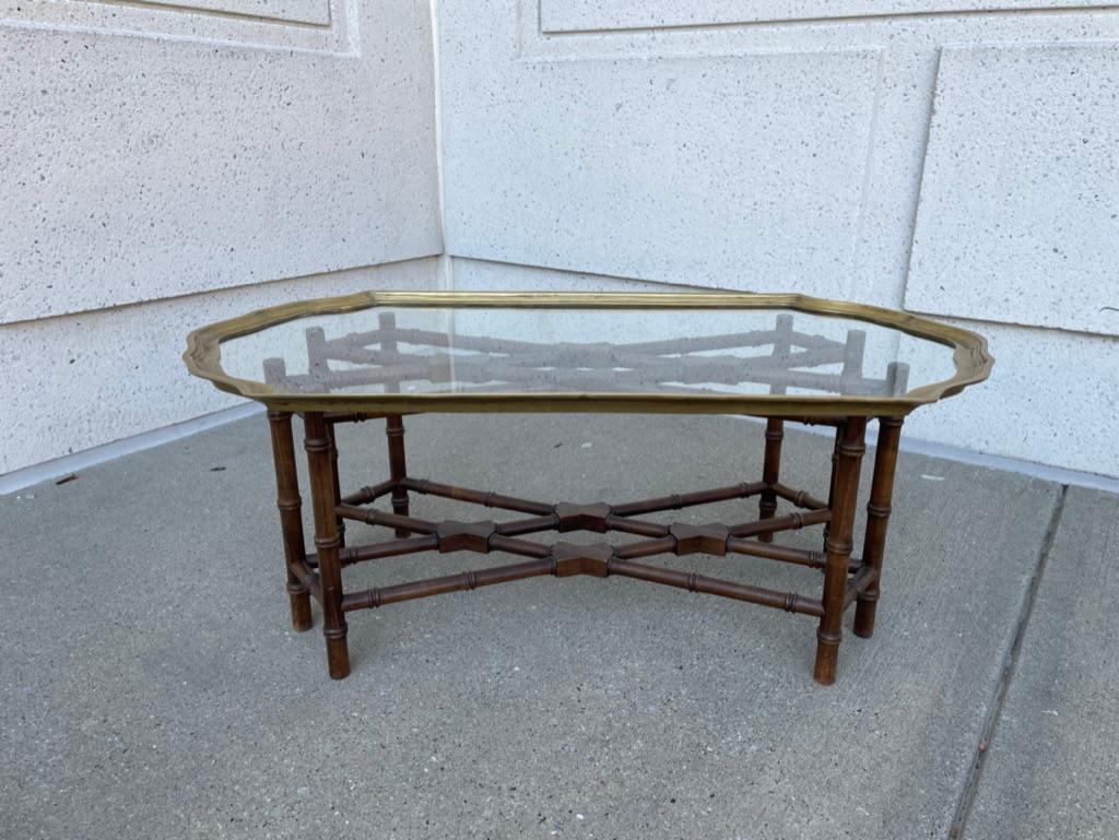 Moulage Table basse de style Régence à petite échelle avec cadre en laiton et plateau en verre et base en faux bambou en vente