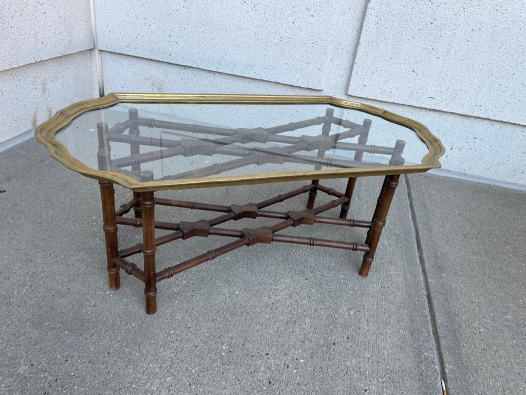 Table basse de style Régence à petite échelle avec cadre en laiton et plateau en verre et base en faux bambou en vente 1
