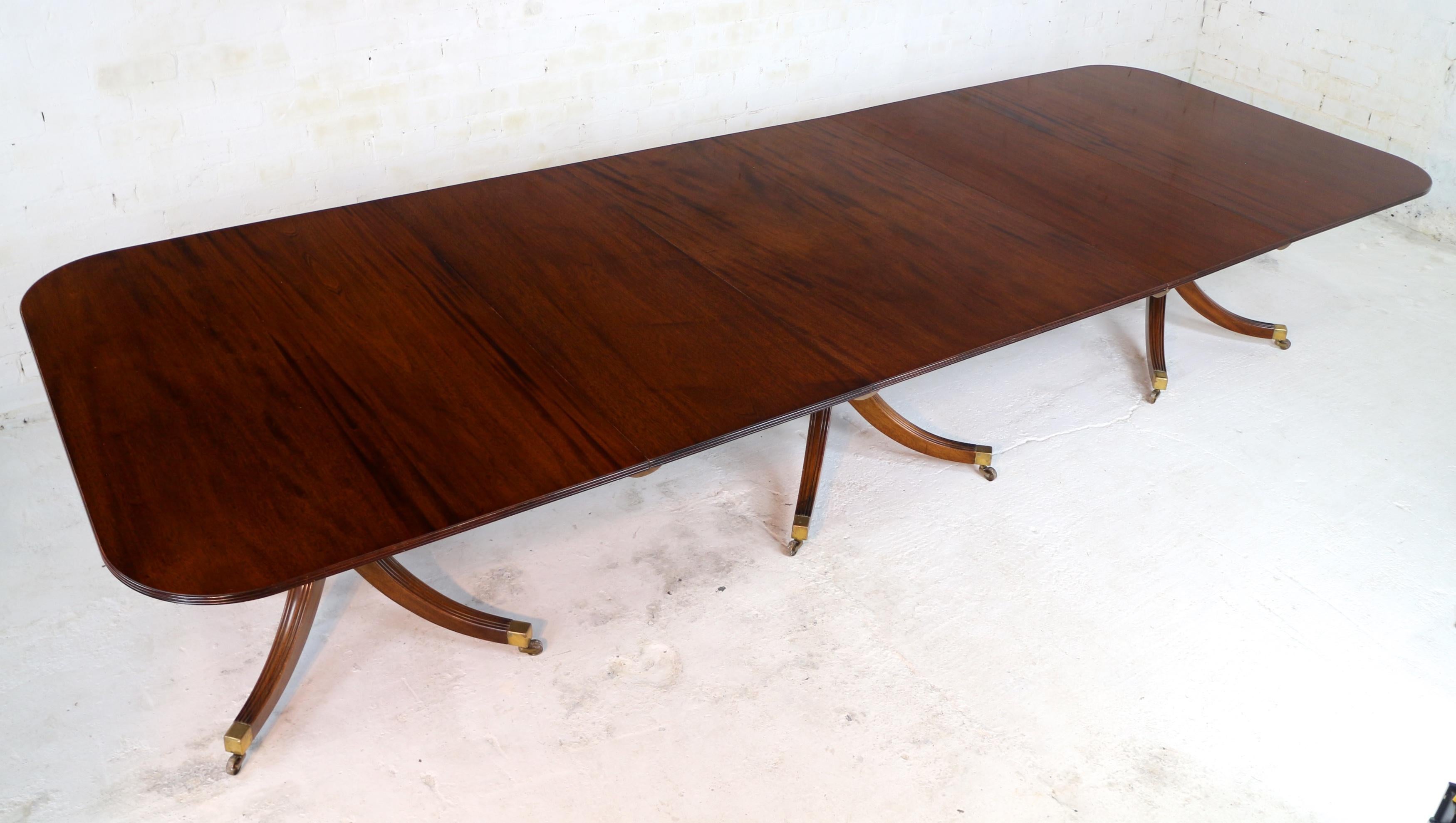 Regency Style Solid Mahogany Extending Three Pillar Dining Table and Two Leaves In Good Condition In Glasgow, GB