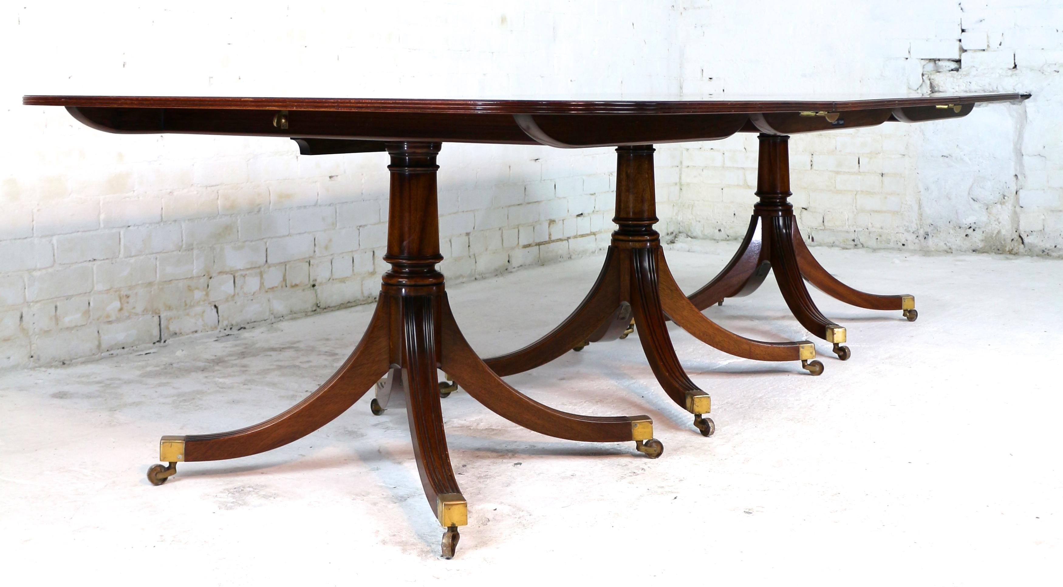 20th Century Regency Style Solid Mahogany Extending Three Pillar Dining Table and Two Leaves