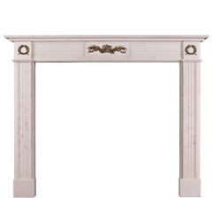 Camino in marmo statuario in stile Regency con arricchimenti in ottone Ormolu