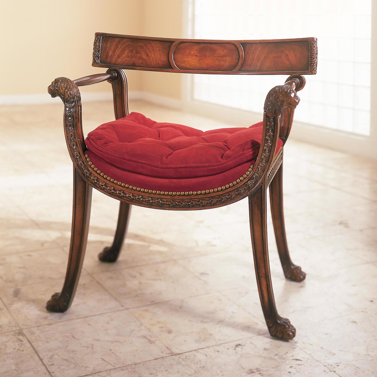 Ein englischer Regency-Stil Mahagoni-Sessel in der Art von Thomas Hope, die verbogene und Panel geschnitzt oberen Schiene über einem Sattel Sitz, drehte Armlehnen mit Löwen Kopf geschnitzt Finials, die Sitzschienen mit nachlaufenden Schale