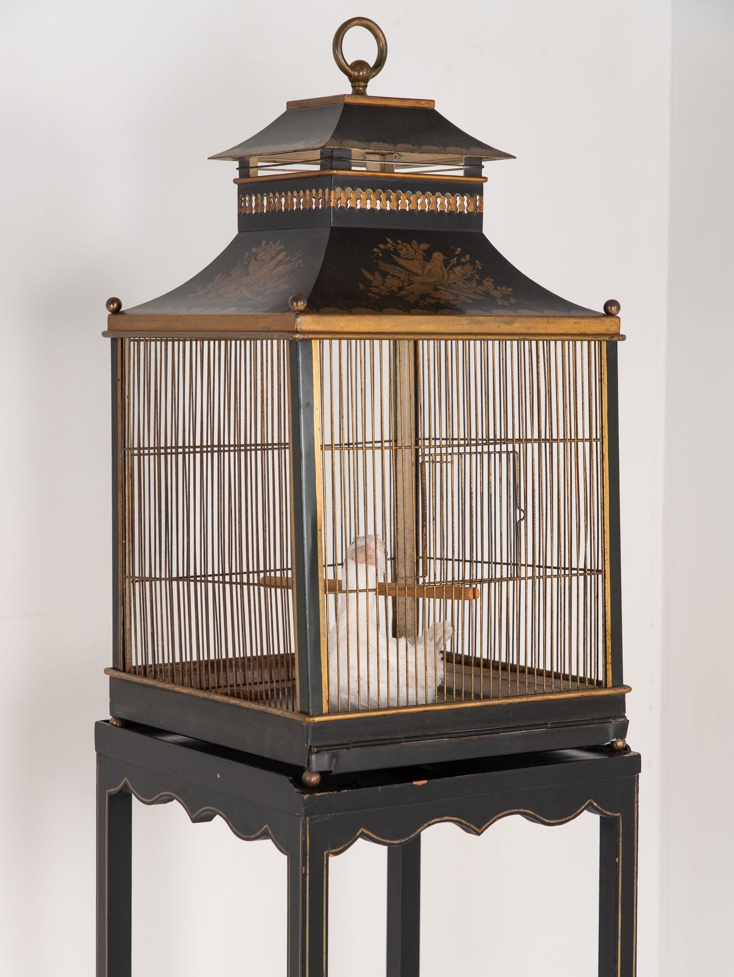Questa gabbia per uccelli in stile Regency del XX secolo è un romantico tributo a un'epoca in cui la bellezza abbelliva anche gli oggetti più funzionali. Realizzato in toleware dipinto, presenta dettagli delicati e linee neoclassiche ispirate al