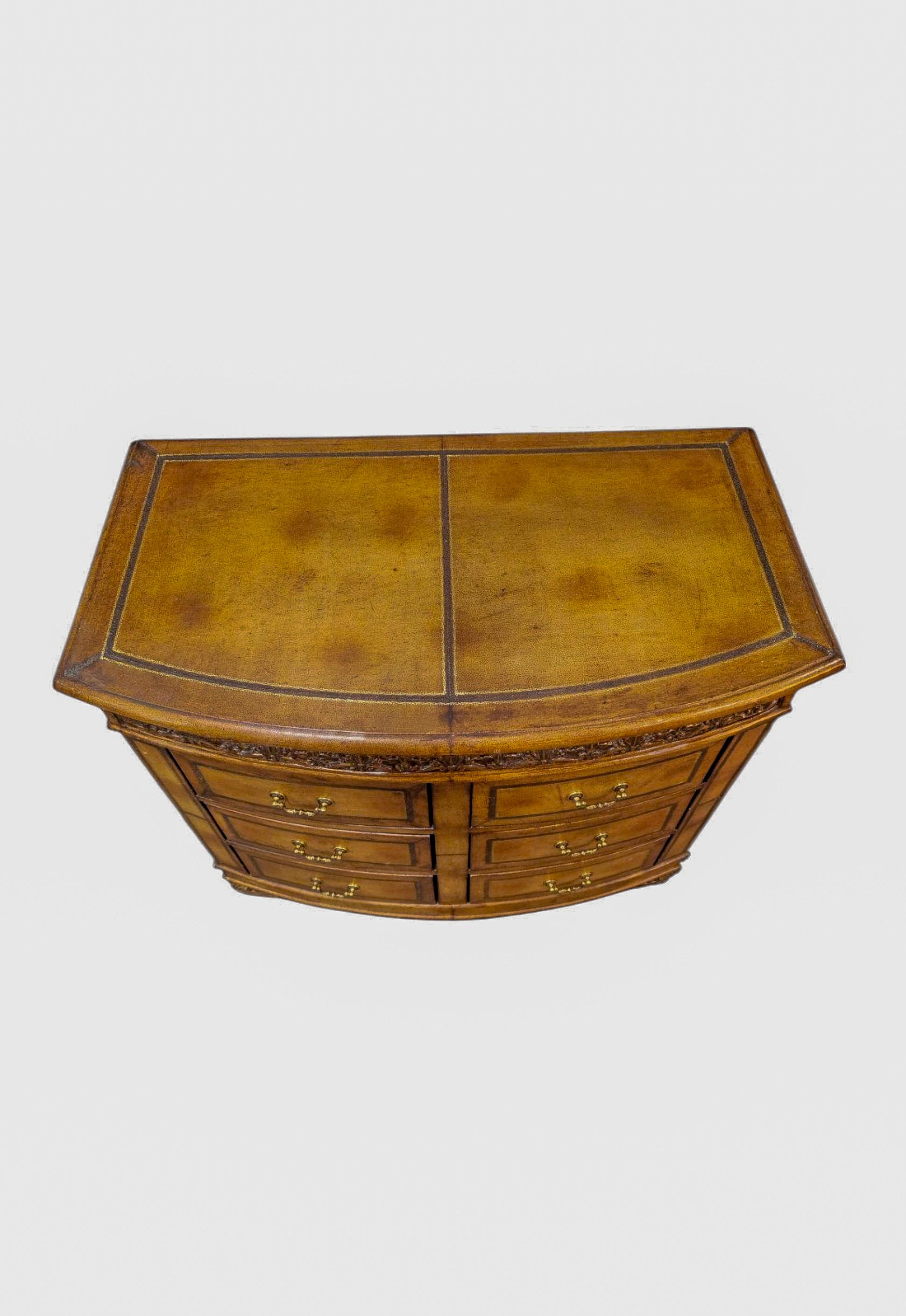 Pecho de cuero labrado estilo Regencia con frente de lazo  Att. A Maitland Smith siglo XX en venta