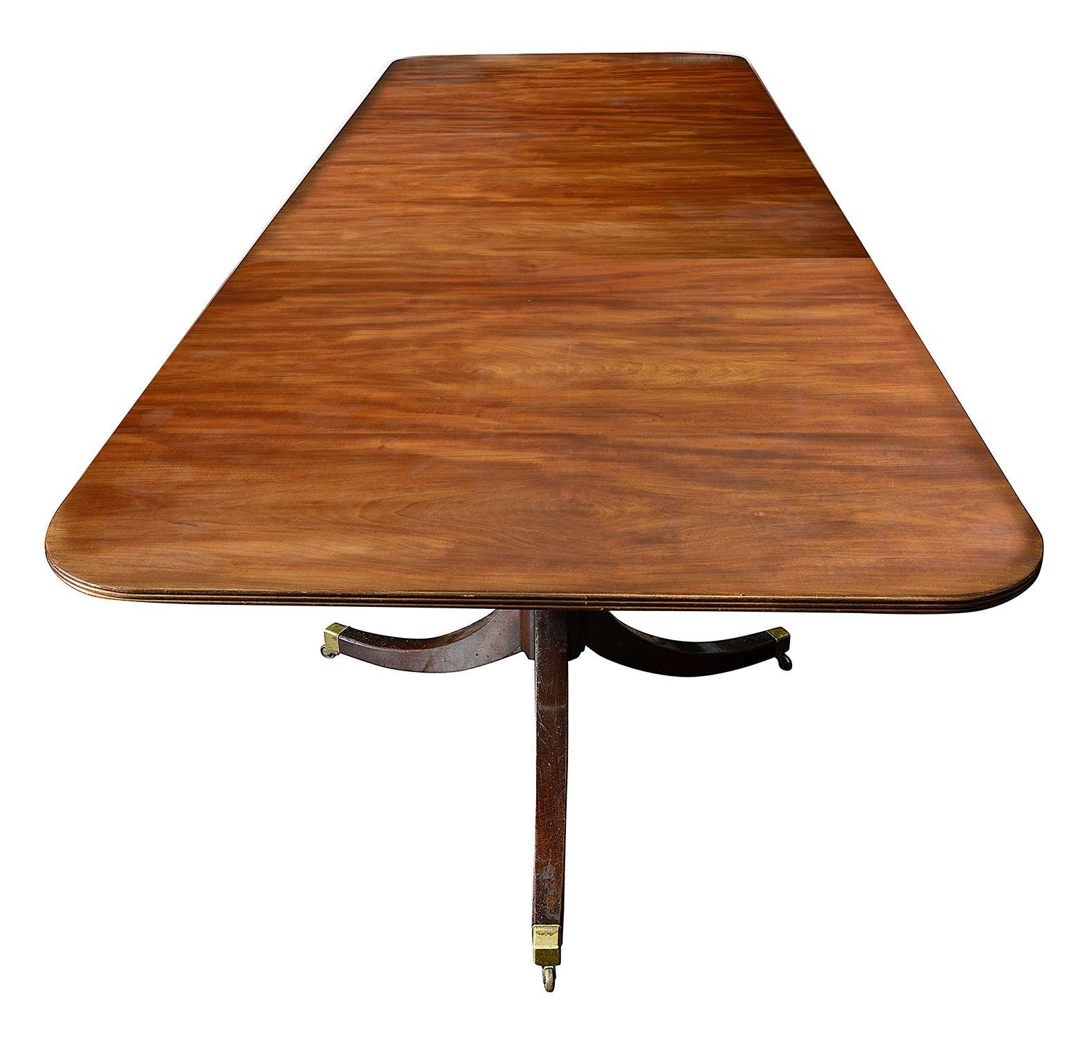 Cette table de salle à manger de style Regency de très bonne qualité, fabriquée en acajou massif, présente une patine étonnante qui met en valeur son élégance intemporelle. Datant de 1920, elle présente un magnifique bord cannelé le long de la