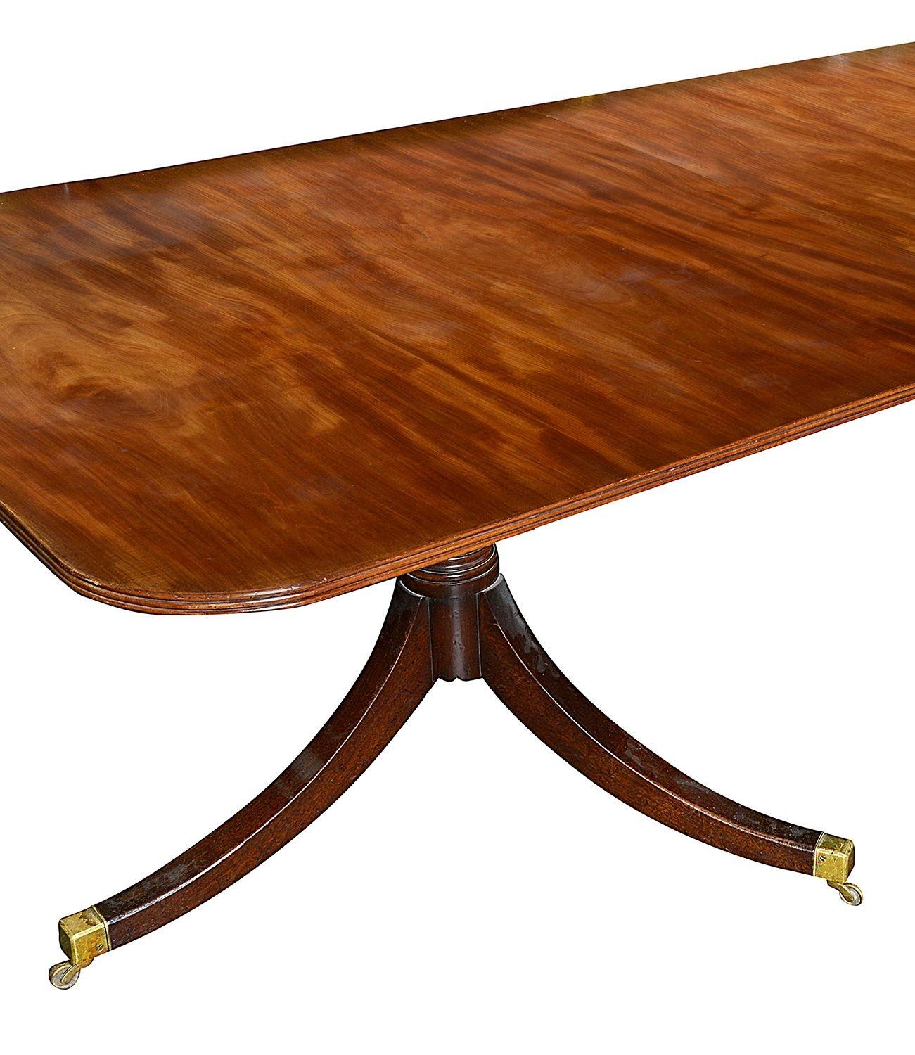 Anglais Table de salle à manger à trois pieds en acajou de style Régence, 10' de long en vente