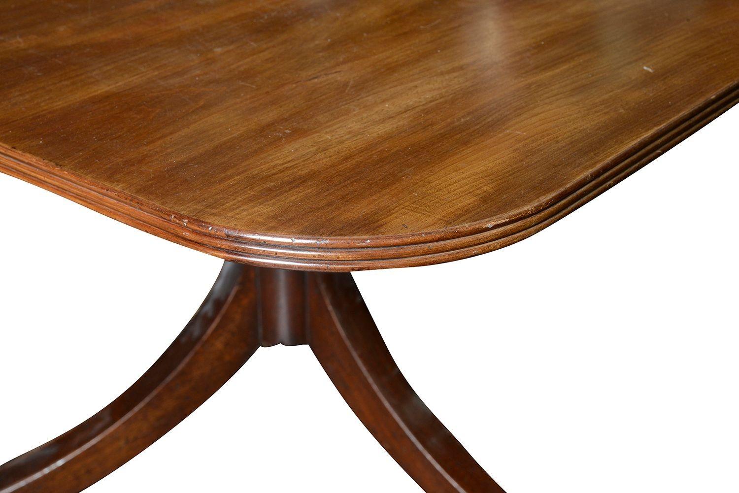 Poli Table de salle à manger à trois pieds en acajou de style Régence, 10' de long en vente