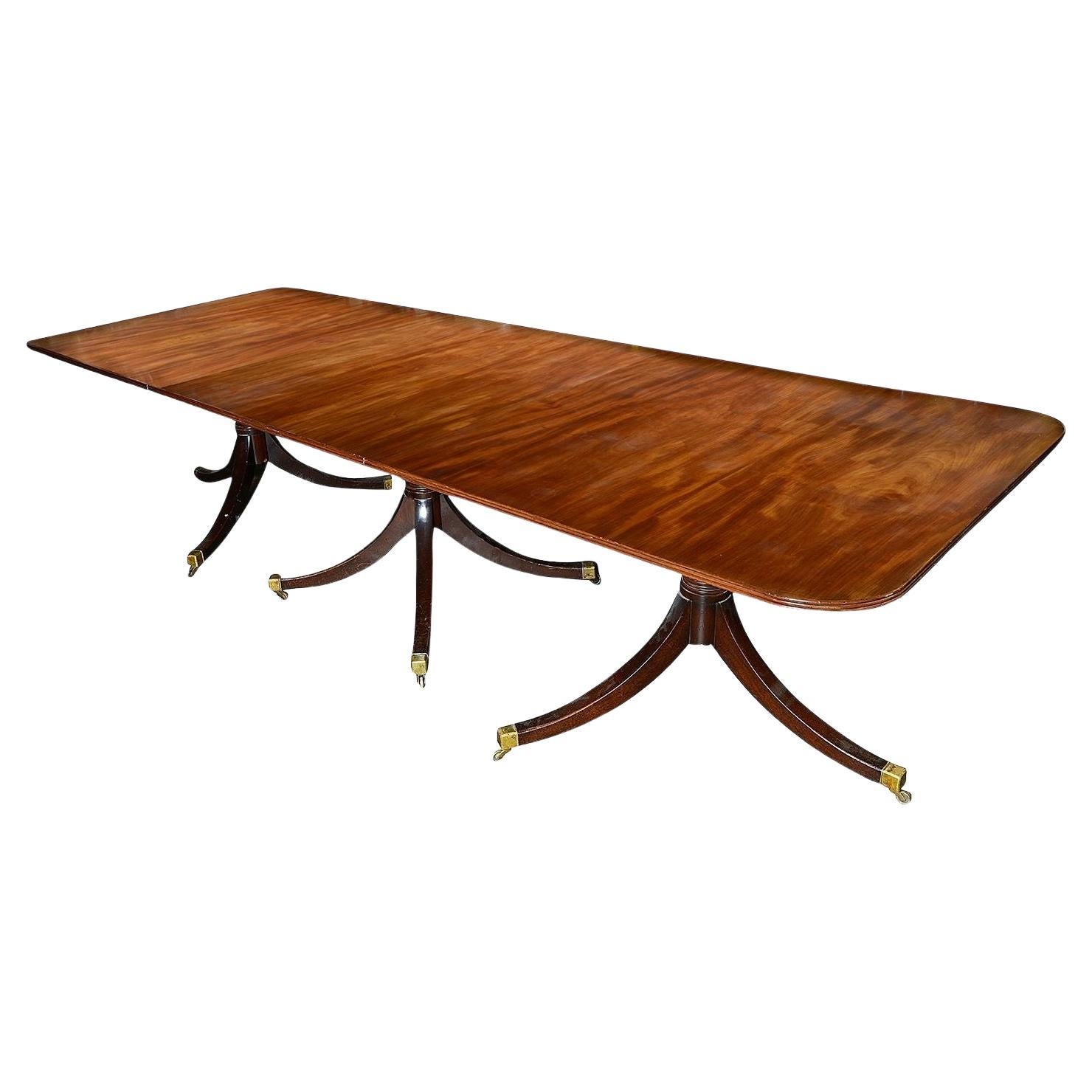 Table de salle à manger à trois pieds en acajou de style Régence, 10' de long en vente