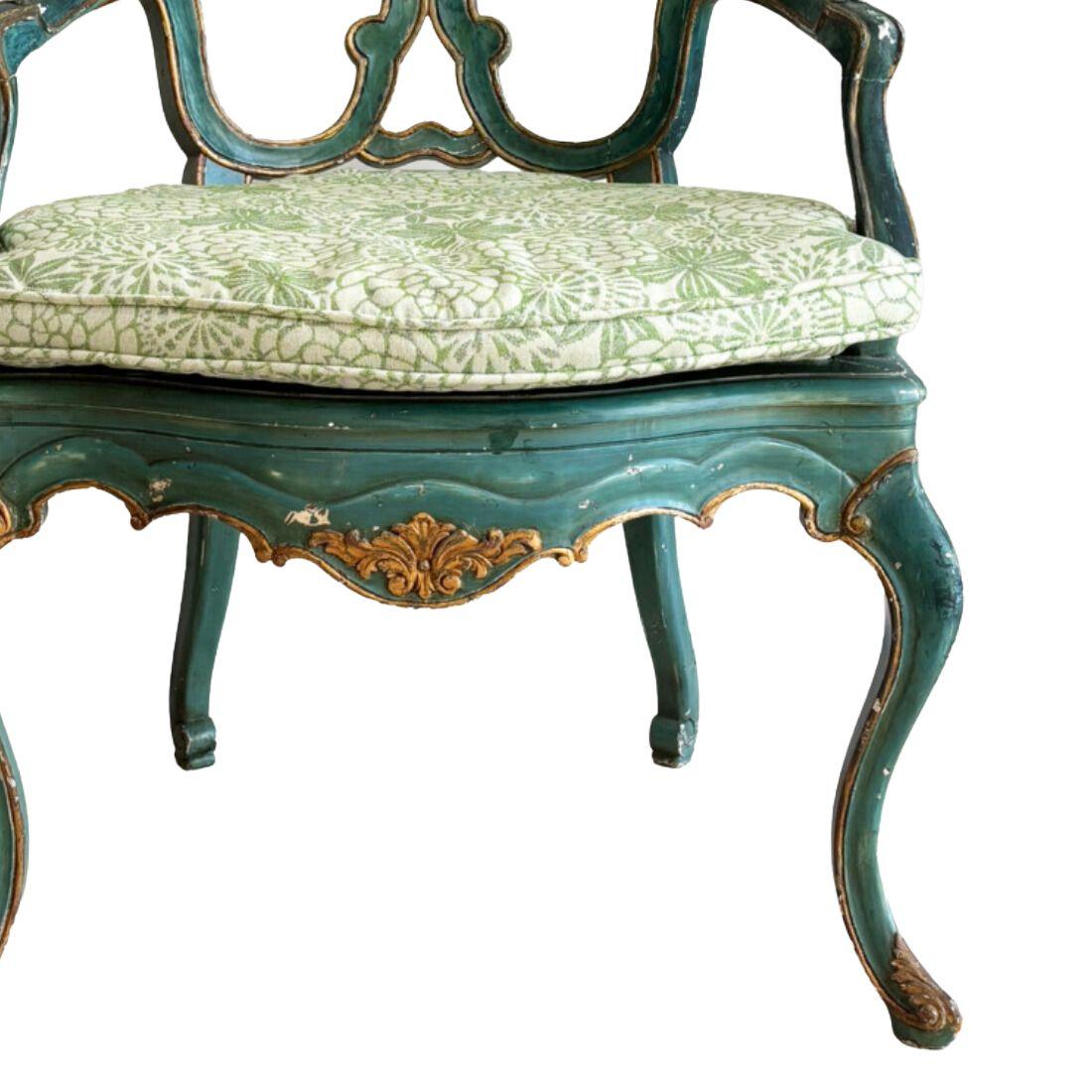 Dieser Vintage-Fauteuil-Stuhl im Regency-Stil strahlt mit seinen kunstvollen Details und seinem anmutigen Design klassische Eleganz aus. Der in einem satten Teal-Ton lackierte Stuhl weist handgeschnitzte Elemente auf, die durch dezente Goldakzente