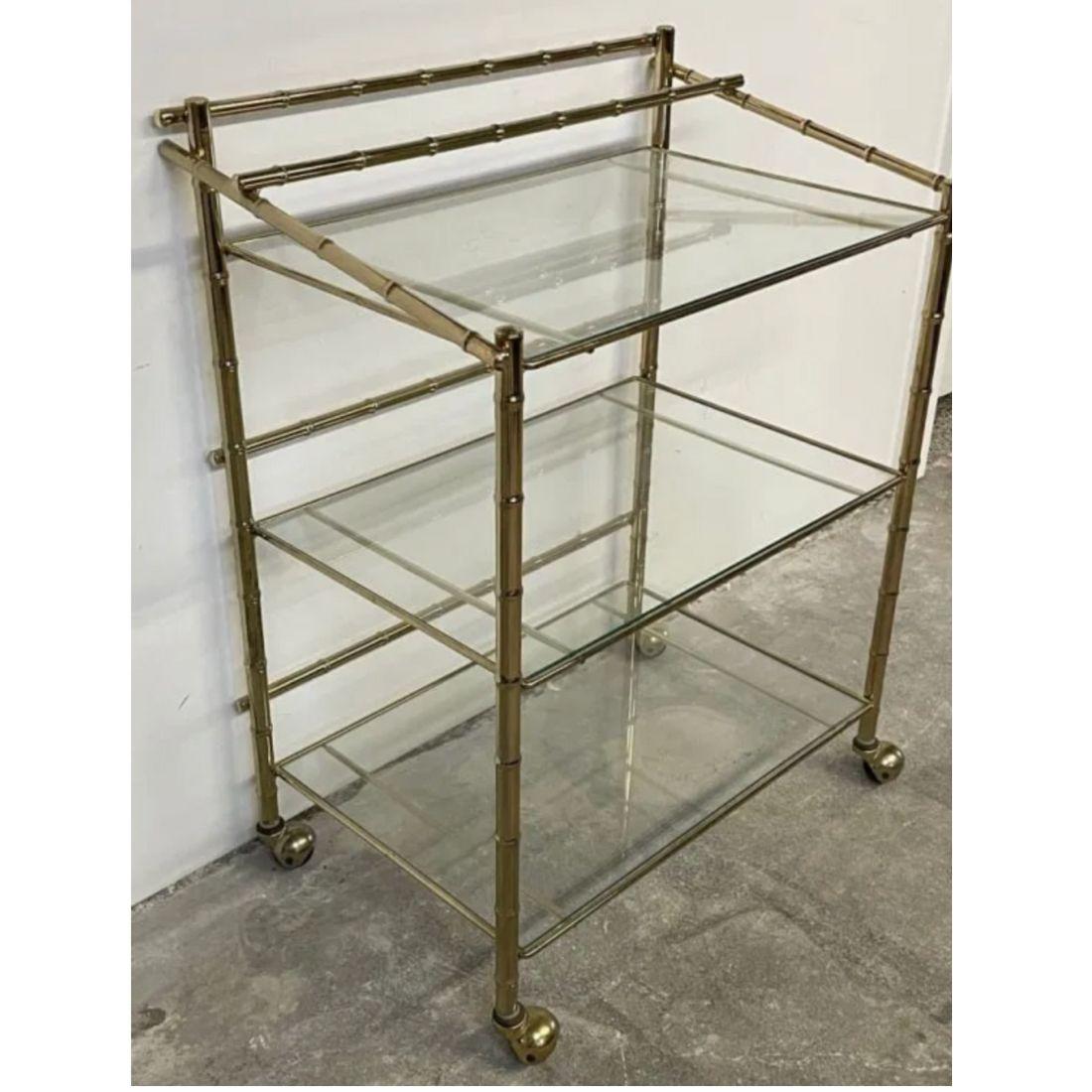 Sconosciuto Carrello da bar in ottone e bambù a più livelli in stile Regency in vendita