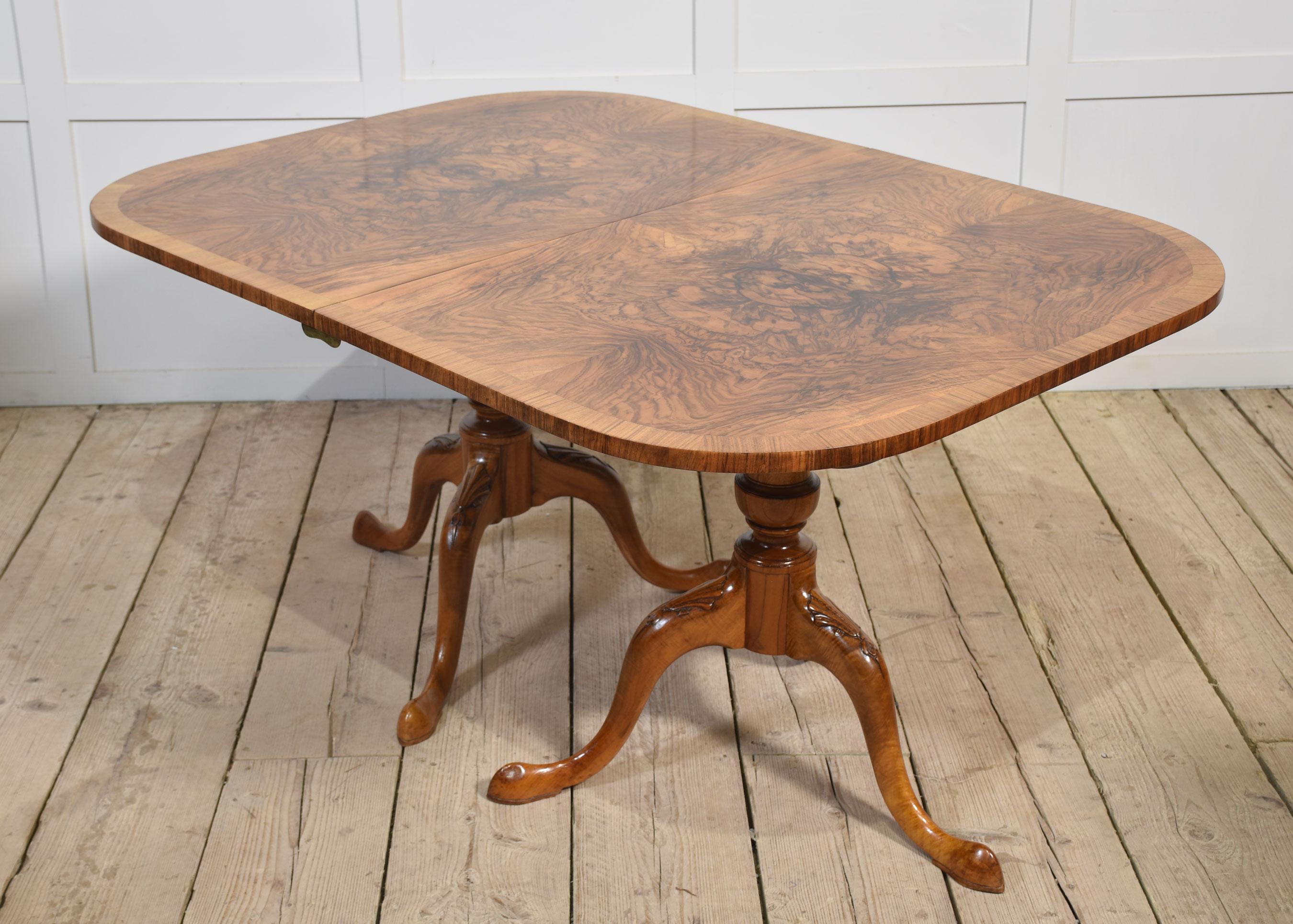 Mesa de comedor de estilo Regencia, el tablero de nogal, grande y bien labrado, tiene una hoja con borde reticulado. Se alza sobre dos columnas torneadas que terminan en patas cabriolé y pies almohadillados.
Dimensiones
Altura 29 Pulgadas
Anchura 73