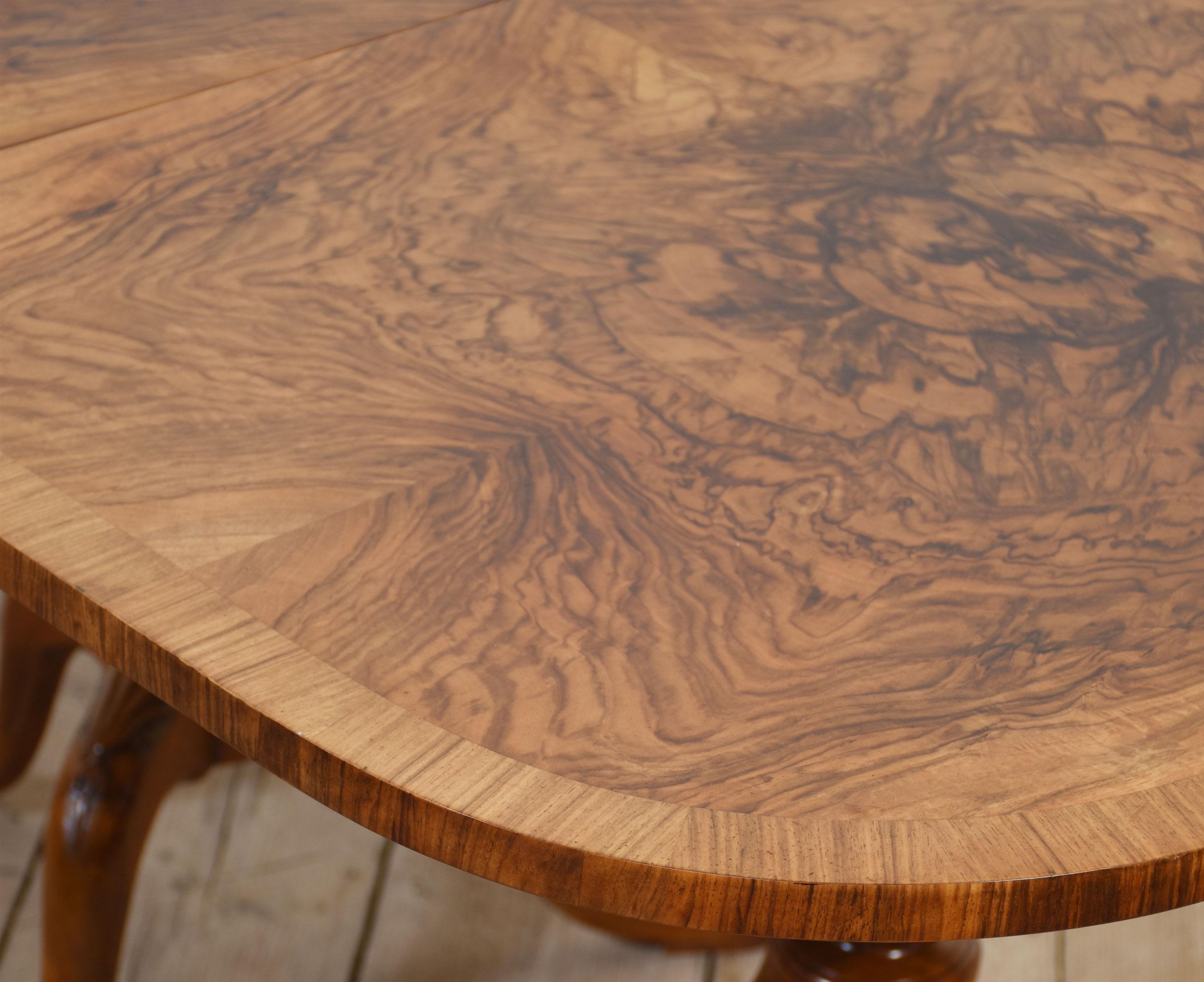 Mesa de comedor de dos columnas de nogal estilo Regencia siglo XX en venta