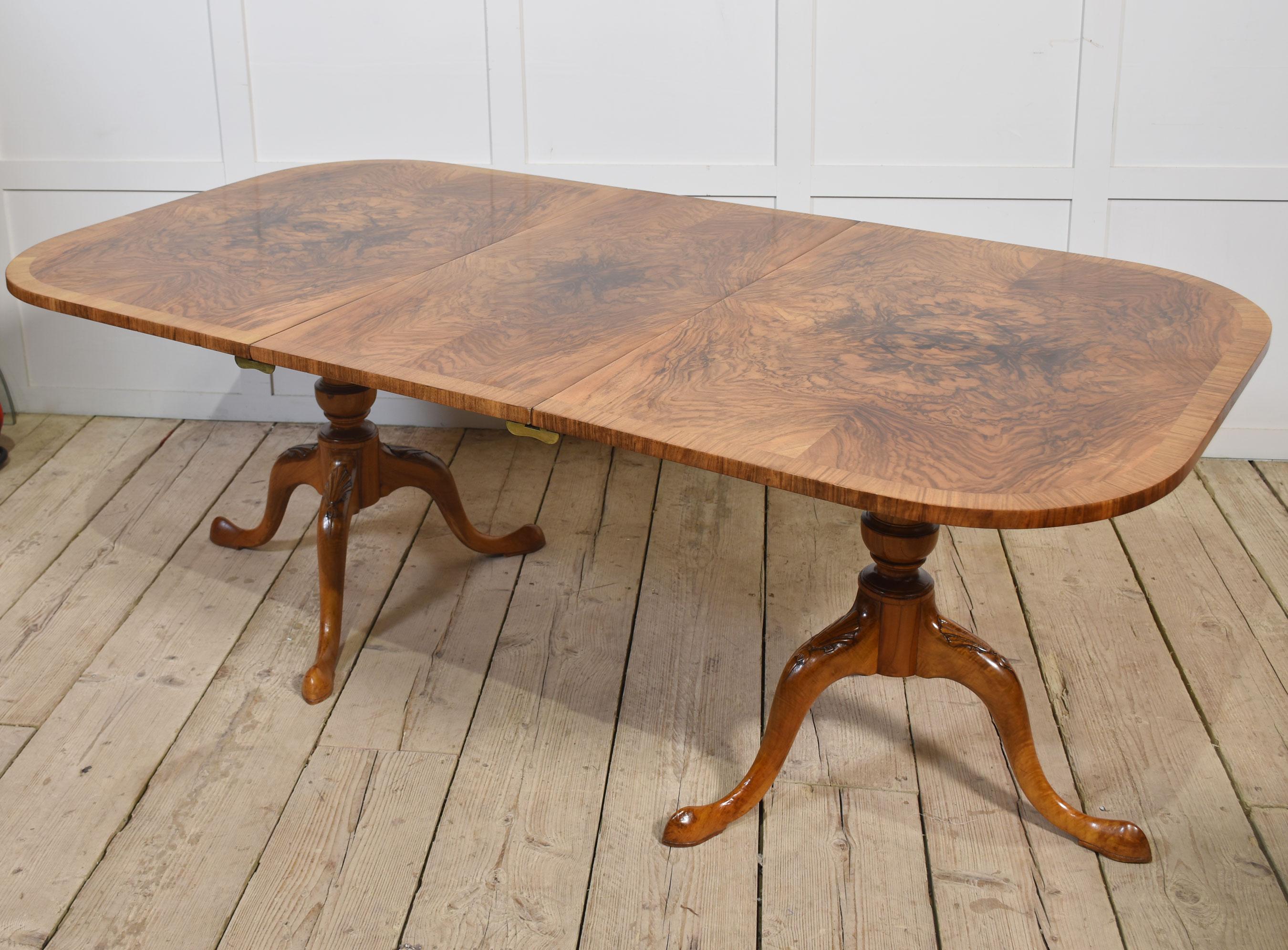 Mesa de comedor de dos columnas de nogal estilo Regencia Nogal en venta