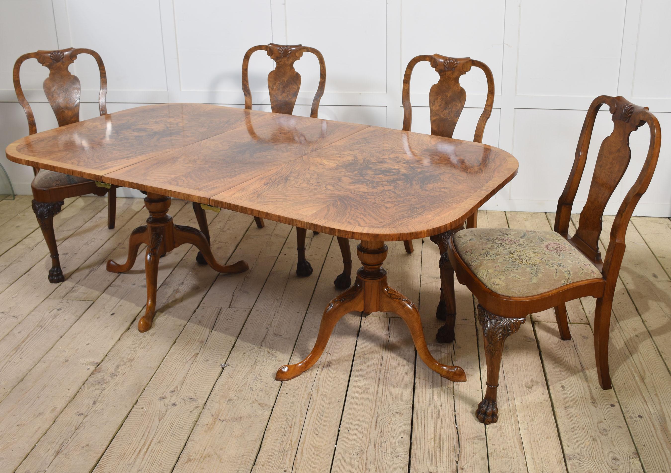 Mesa de comedor de dos columnas de nogal estilo Regencia en venta 1