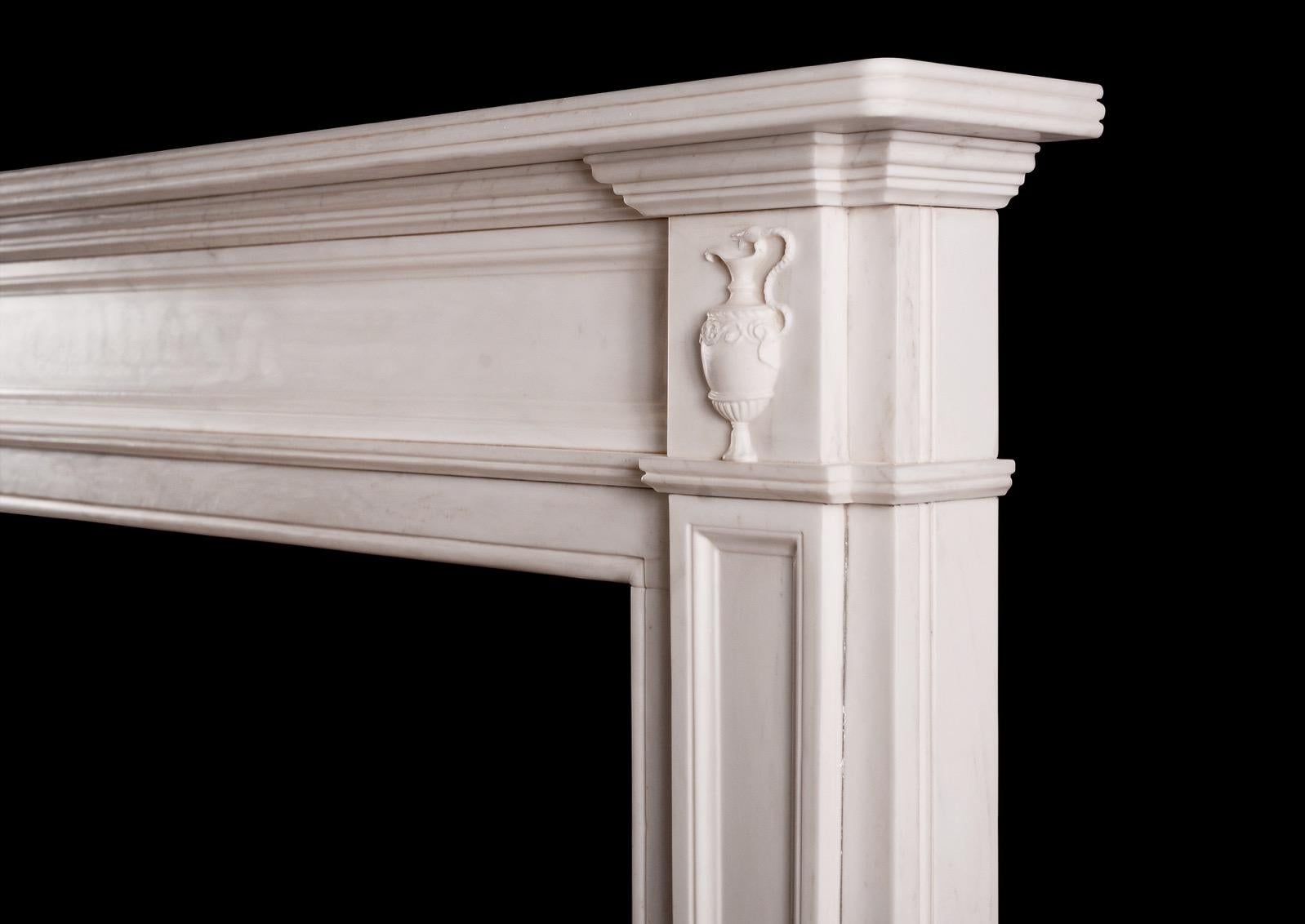 Regency Cheminée en marbre blanc de style Régence en vente