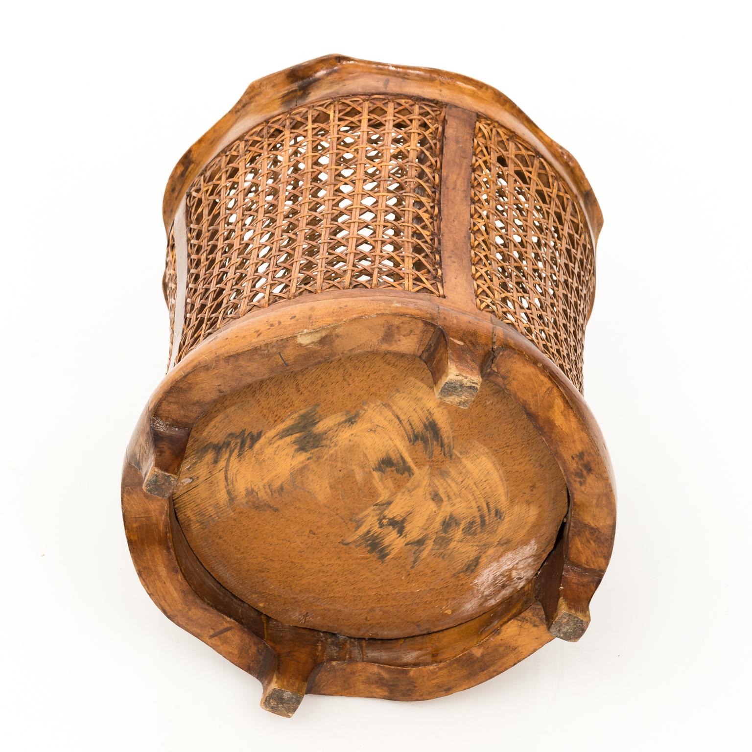Regency style woven wicker dust bin with scalloped edging, circa late 20th century.