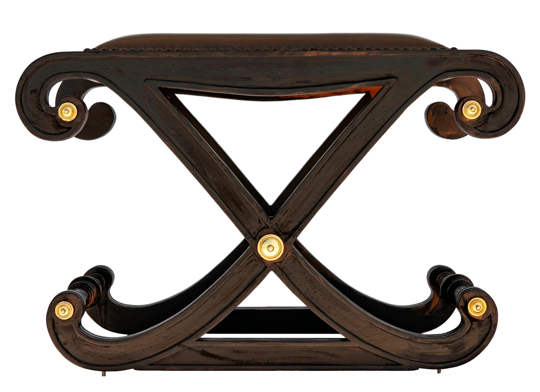 Imitation cuir Banc de style Régence en forme de X avec faux cuir   en vente