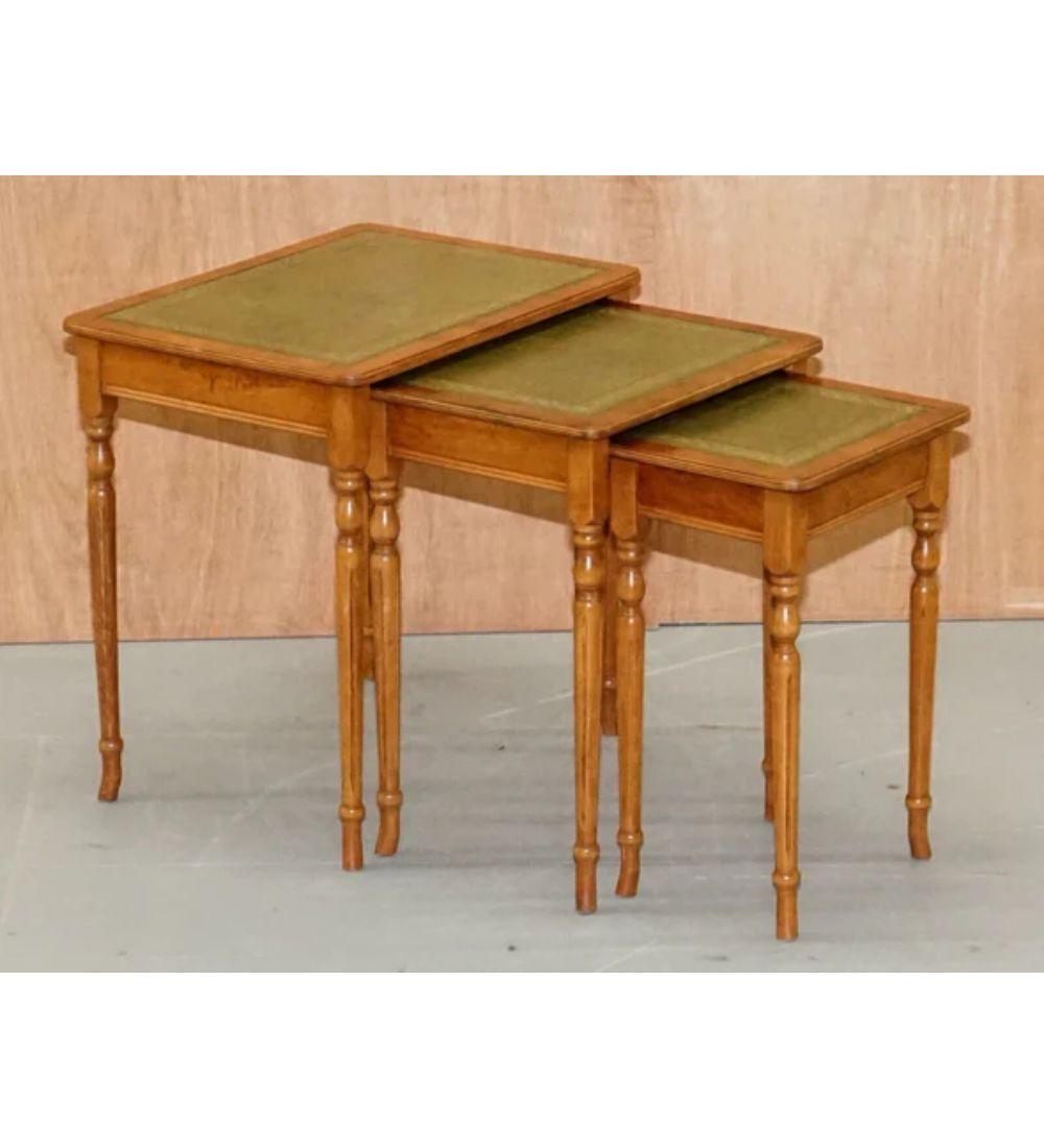 Britannico Nido di tavoli in stile Regency in legno di tasso con piano in pelle e foglie d'oro in rilievo in vendita