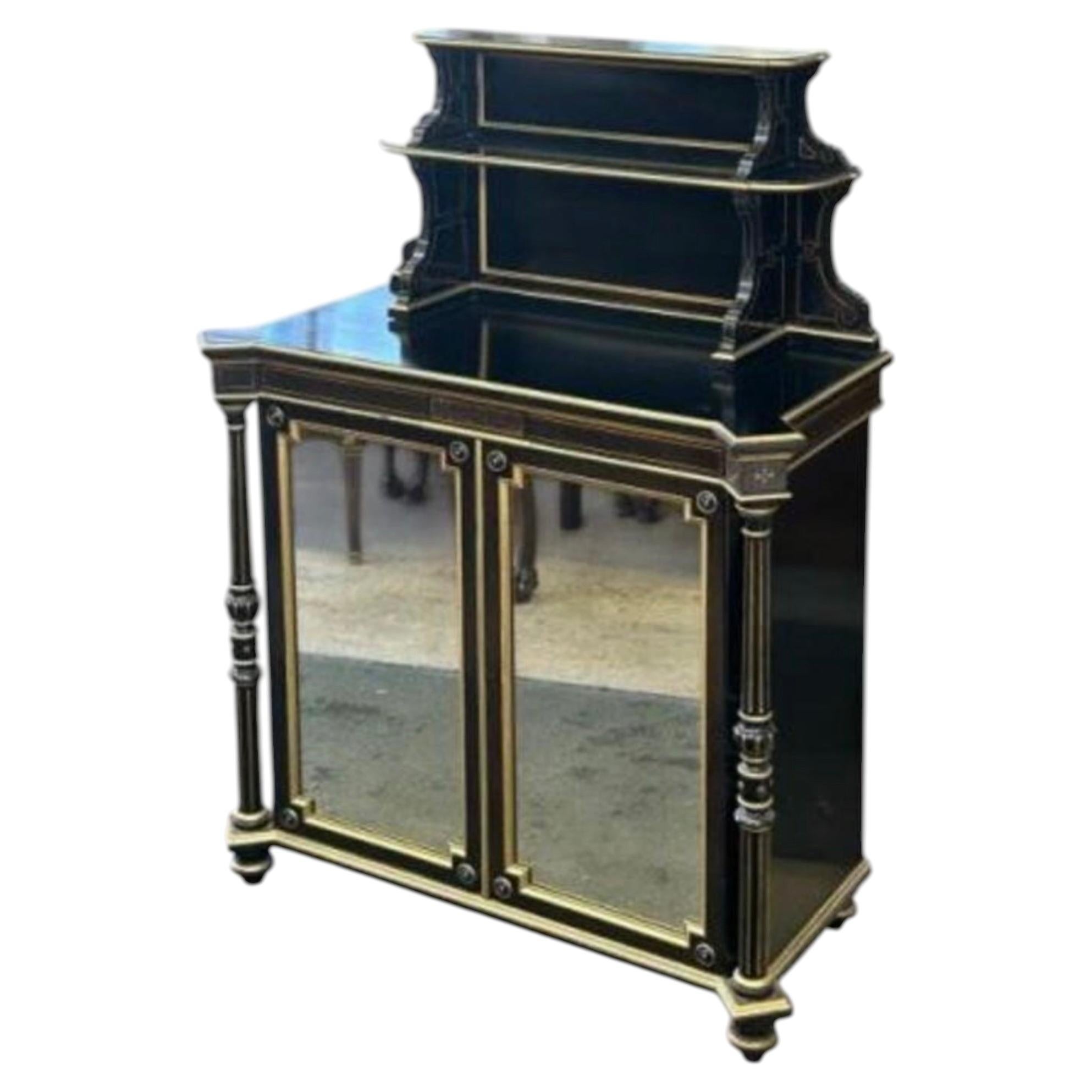 Armadio a specchio ebanizzato del XIX secolo in stile Regency con accenti dorati in vendita