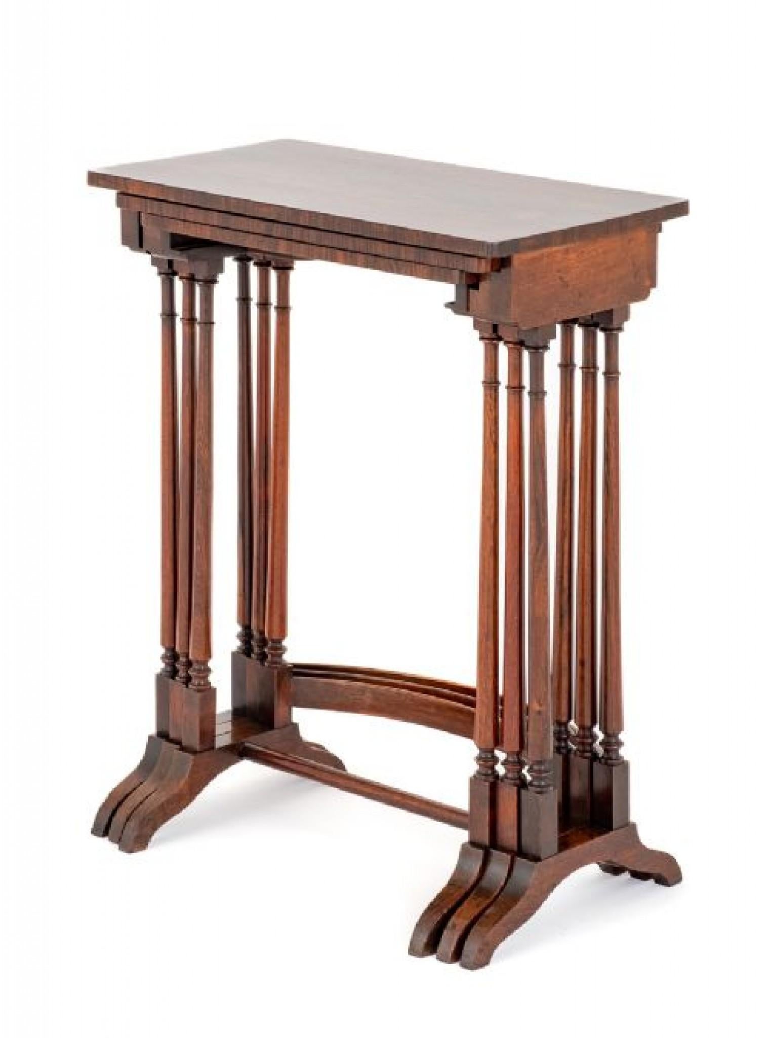 Nido di 3 tavoli in palissandro in stile Regency.
1860 circa
Questi tavoli sono di forma semplice e poggiano su piedi a slitta con supporti torniti.
I piani dei tavoli sono caratterizzati da legni di palissandro di Rio.
Presentato in buone