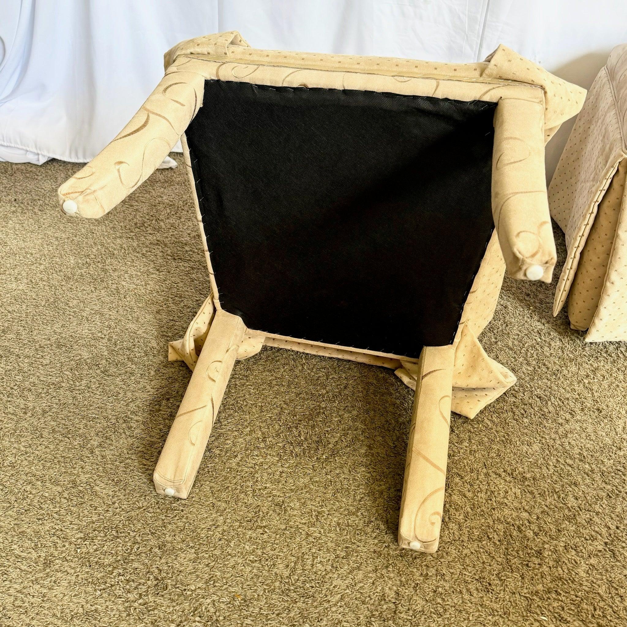 Ensemble de six chaises de salle à manger de style Regency avec un revêtement en tissu tan et or et un design à jupe complète, ajoutant de l'élégance à n'importe quel espace de salle à manger.
 
 Petites marques sur le tissu comme indiqué sur les
