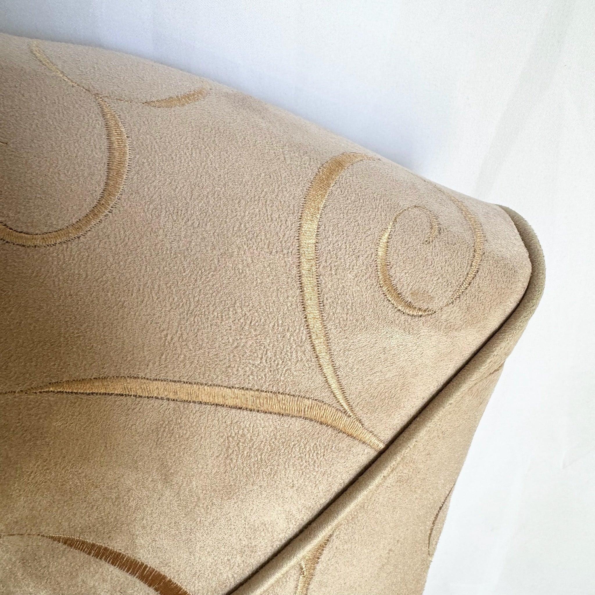 Américain Chaises de salle à manger à jupe en tissu Tan et Gold Regency - Lot de 6 en vente