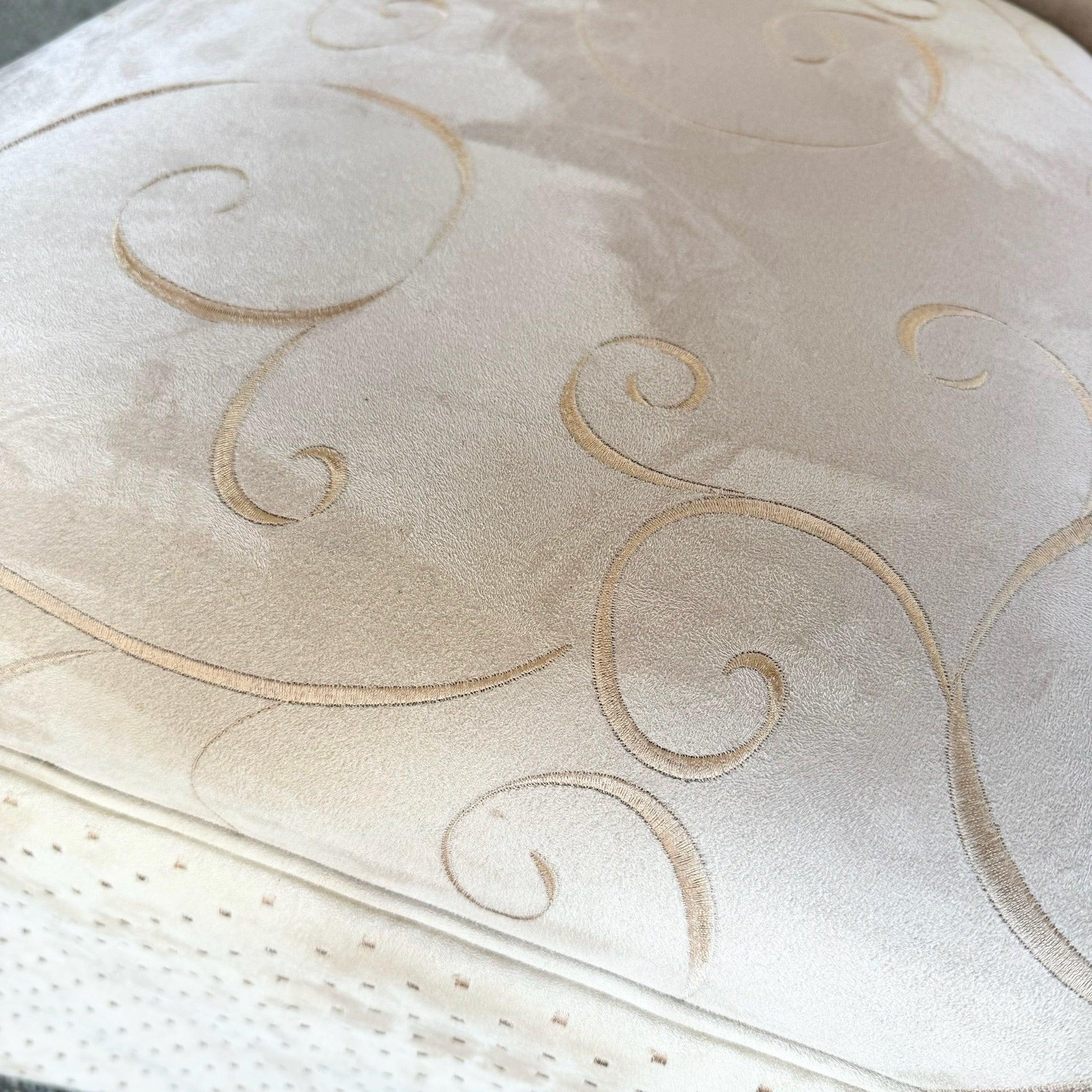 Tissu Chaises de salle à manger à jupe en tissu Tan et Gold Regency - Lot de 6 en vente