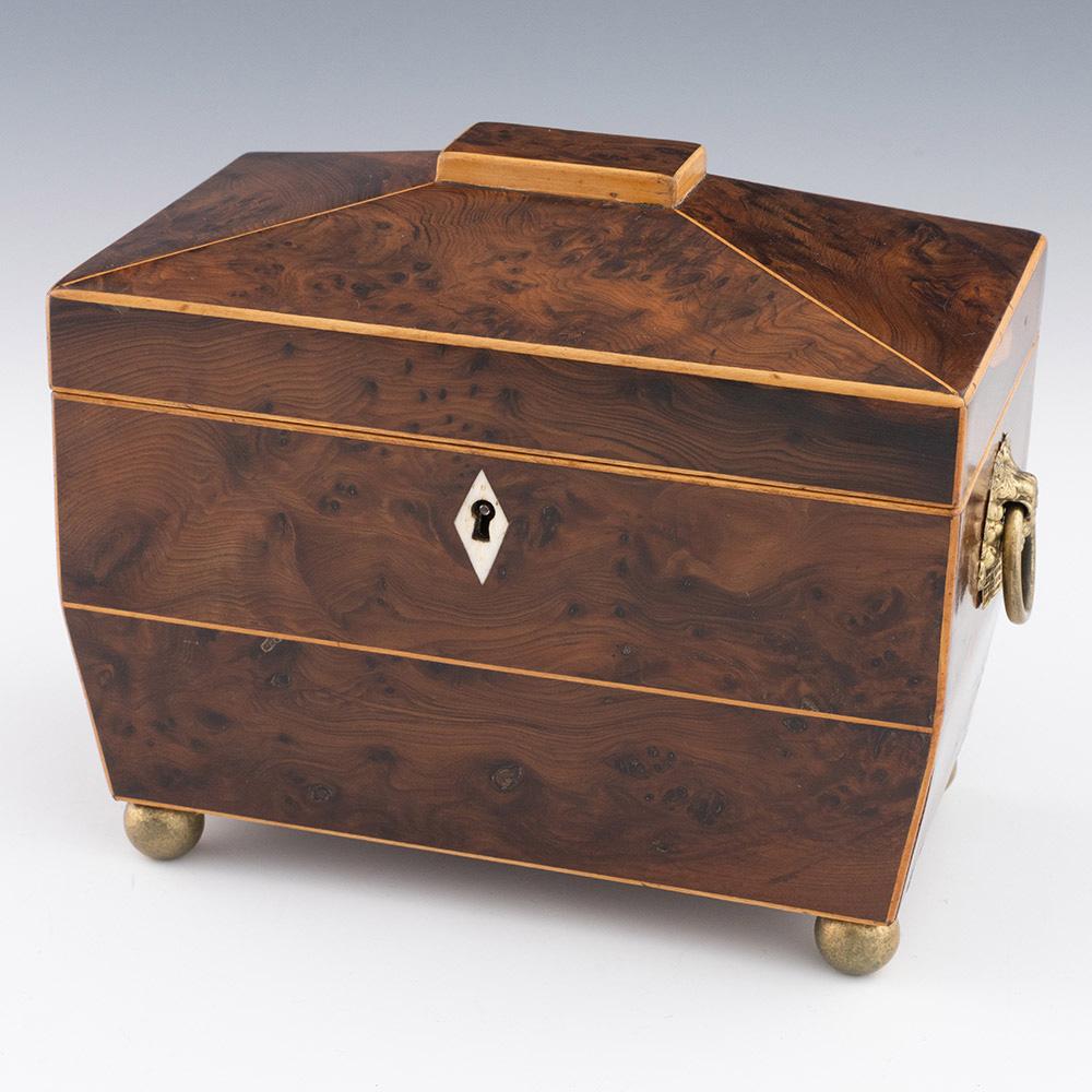 Titolo: Scatola da tè Regency a forma di sarcofago in radica di tasso del 1820 ca.

Data: c1820

Periodo: Reggenza

Origine : Inghilterra

Decorazione: Sarcofago in legno di palissandro. Quattro piedi a sfera in ottone. Interno a due scomparti con