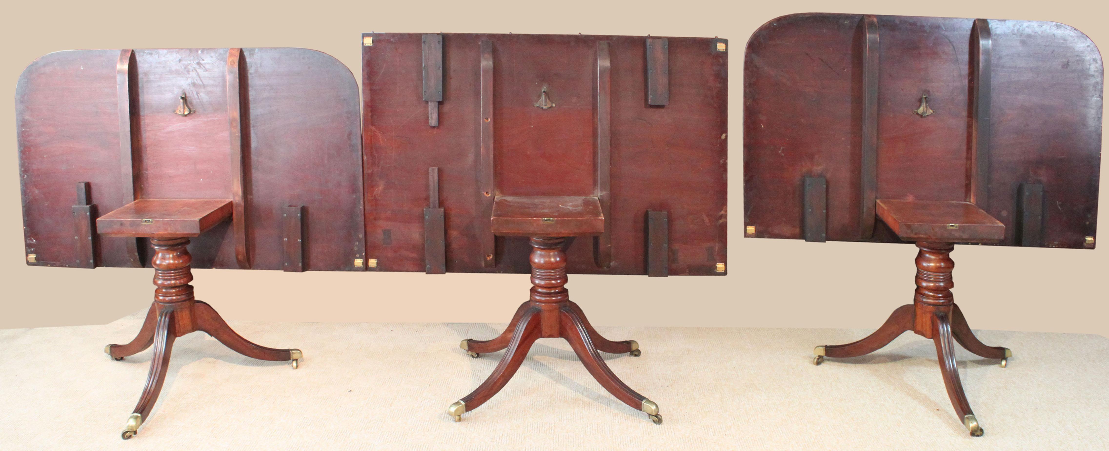 Regency Three Pillar Mahogany Dining Table In Good Condition For Sale In Bradford-on-Avon, Wiltshire