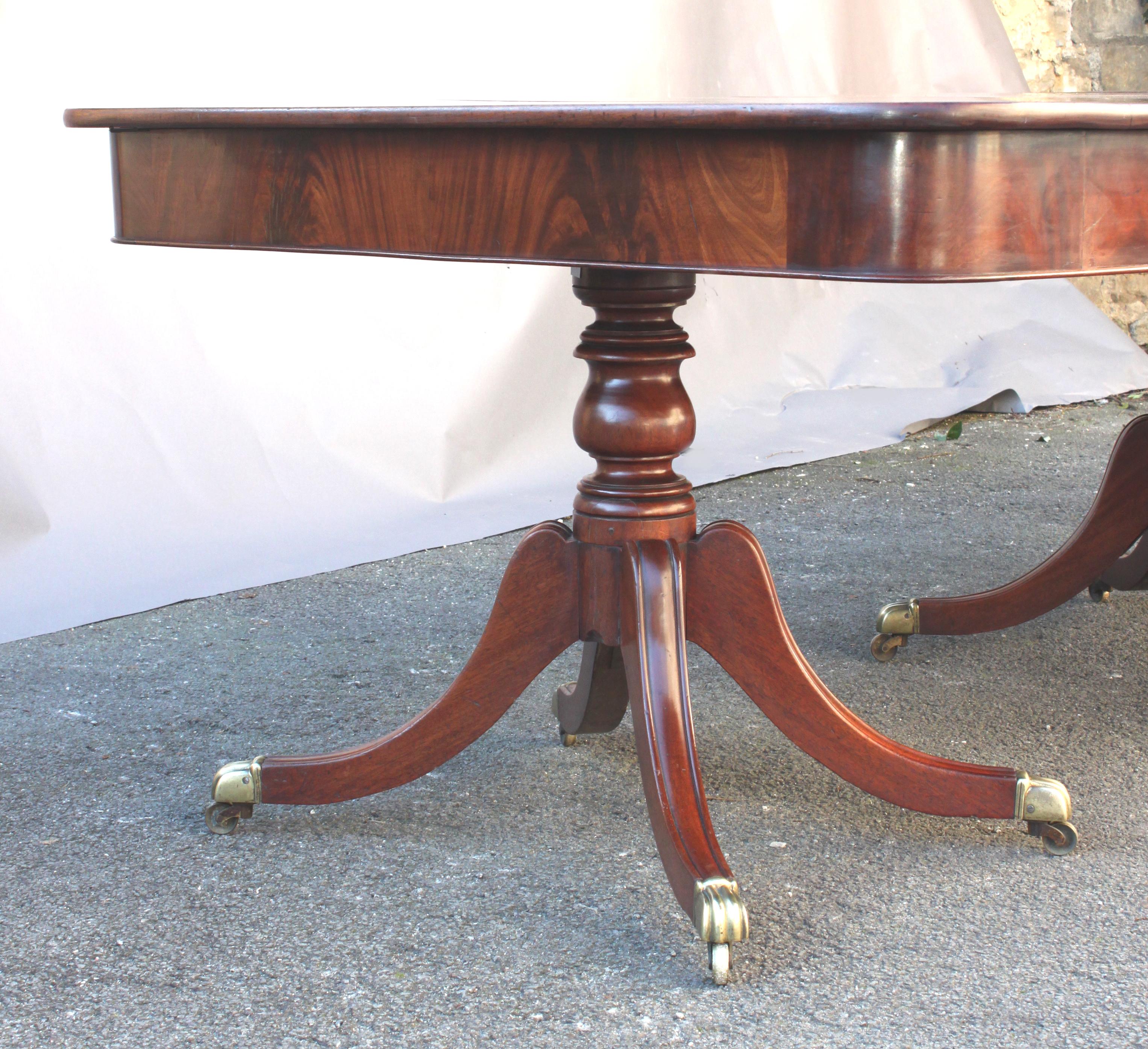Regency Three Pillar Mahogany Dining Table In Good Condition For Sale In Bradford-on-Avon, Wiltshire