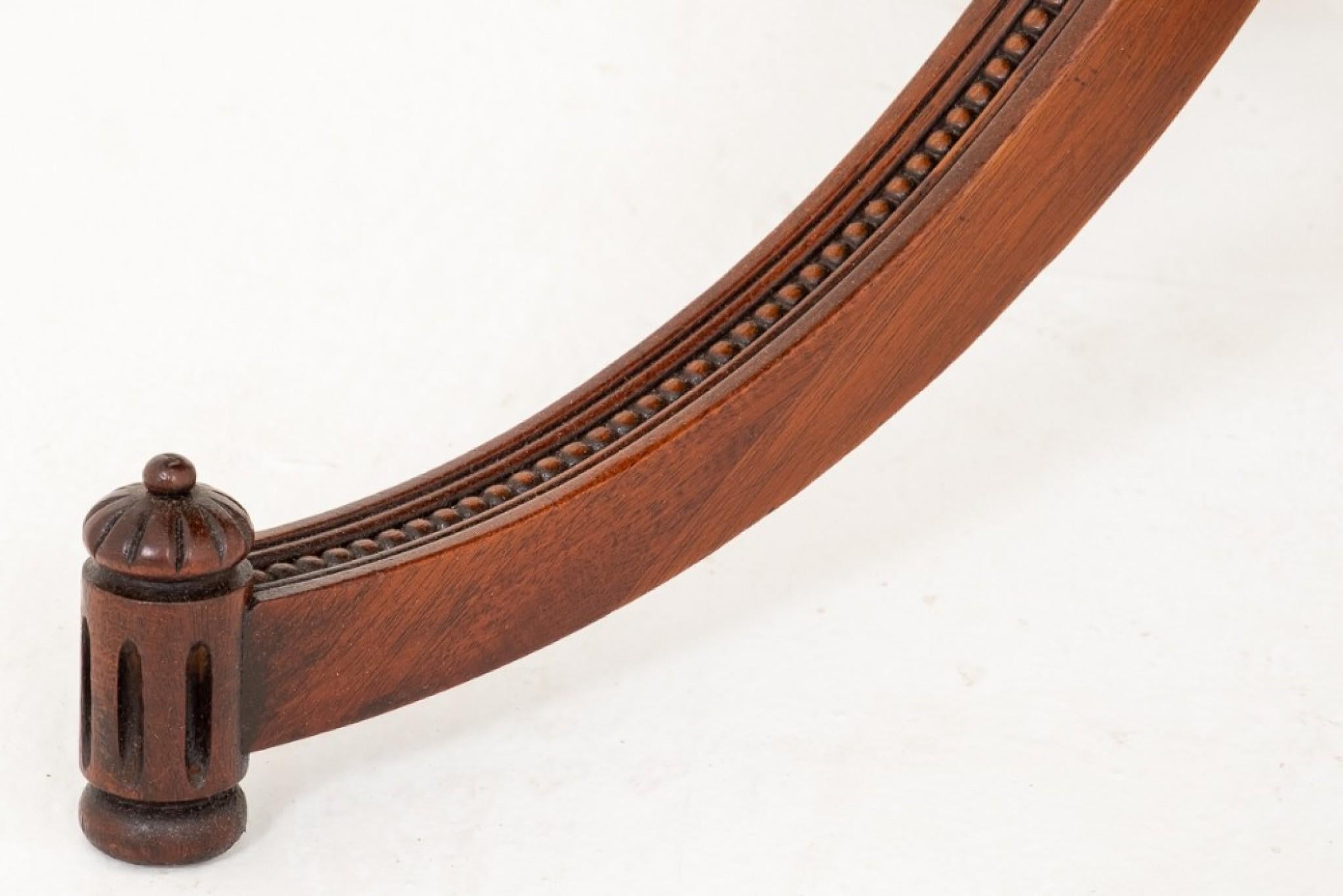 Jolie table d'appoint à 2 niveaux de style Regency en acajou.
La partie supérieure est munie d'un insert circulaire en cuir et l'étagère circulaire inférieure est munie des éléments suivants
flamme d'acajou et d'une bordure de marqueterie