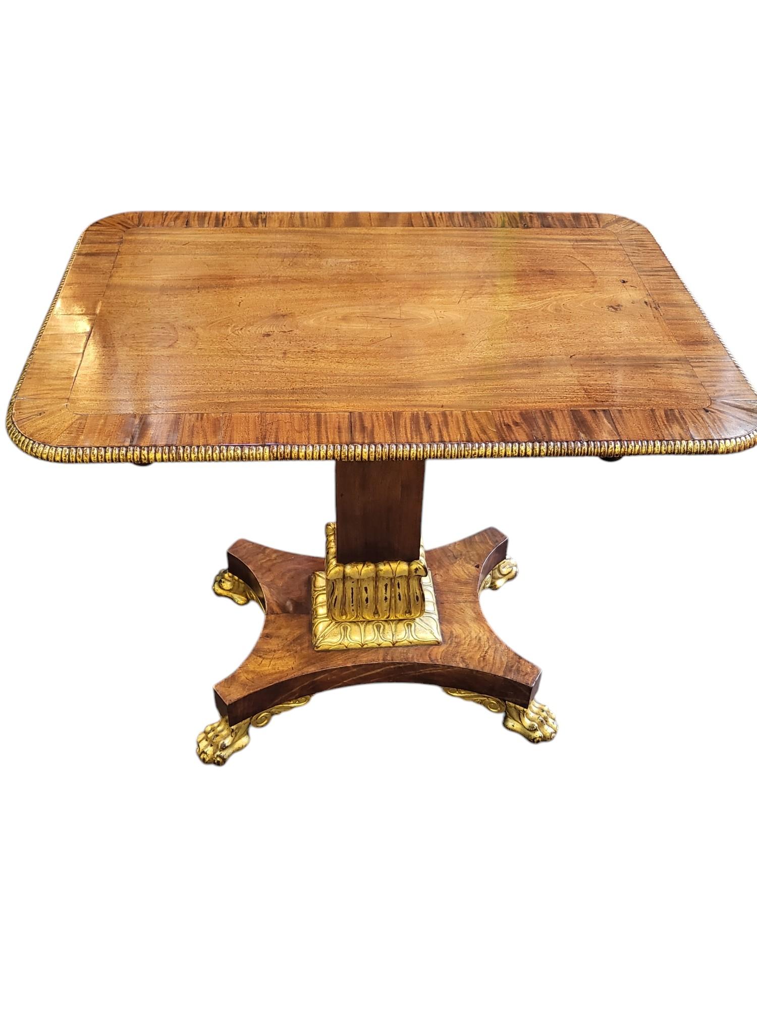 Sculpté à la main Table Regency à plateau basculant en vente