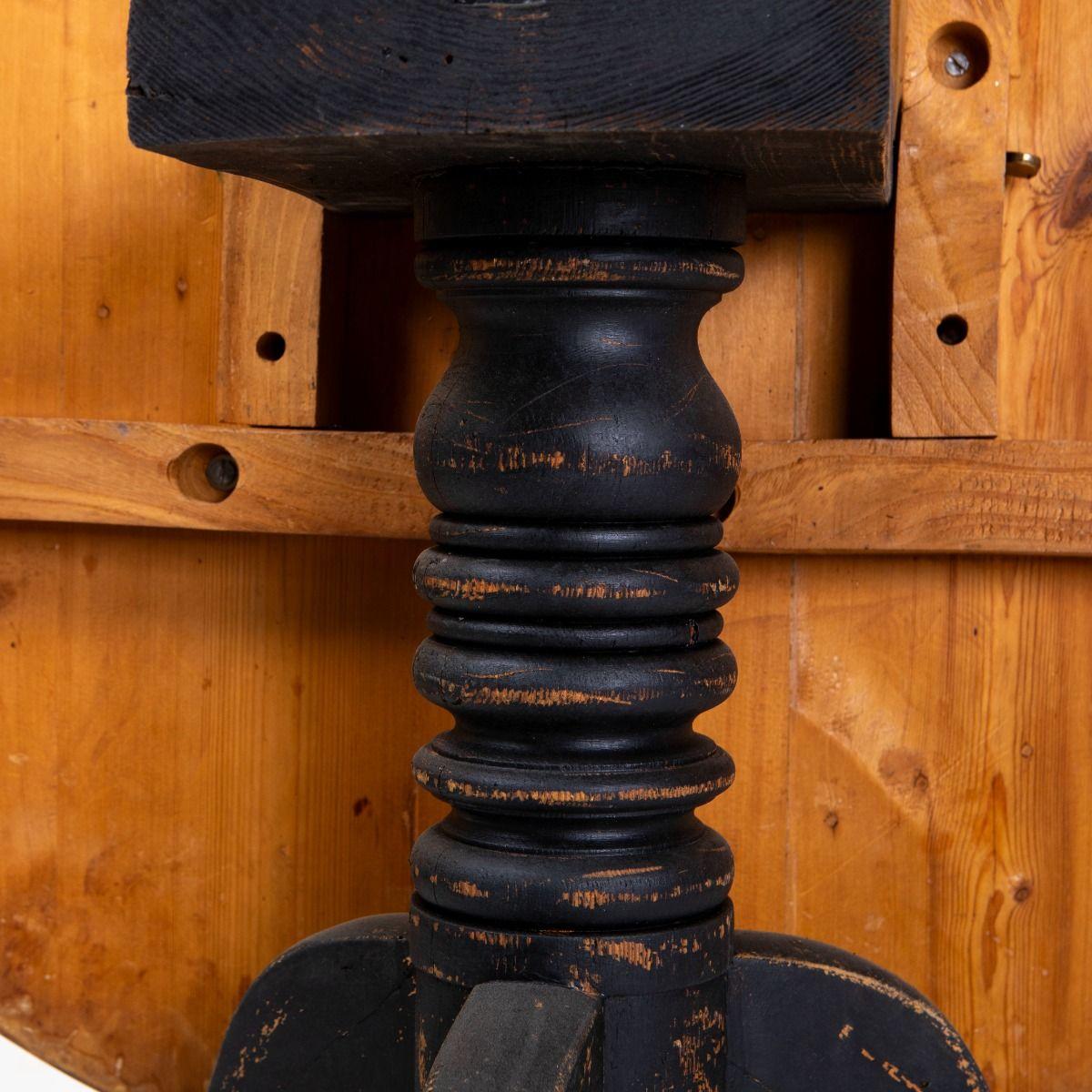 Tavolo inclinabile Regency con piano in pino e base dipinta di nero in vendita 3