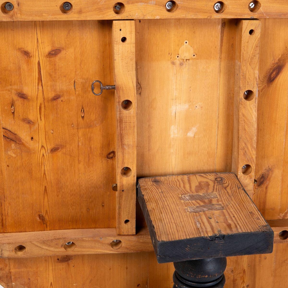 Tavolo inclinabile Regency con piano in pino e base dipinta di nero in vendita 4